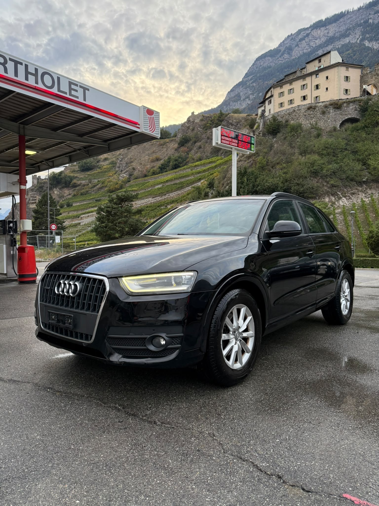 AUDI Q3 2.0 TDI Start quattro S-tronic-image-2