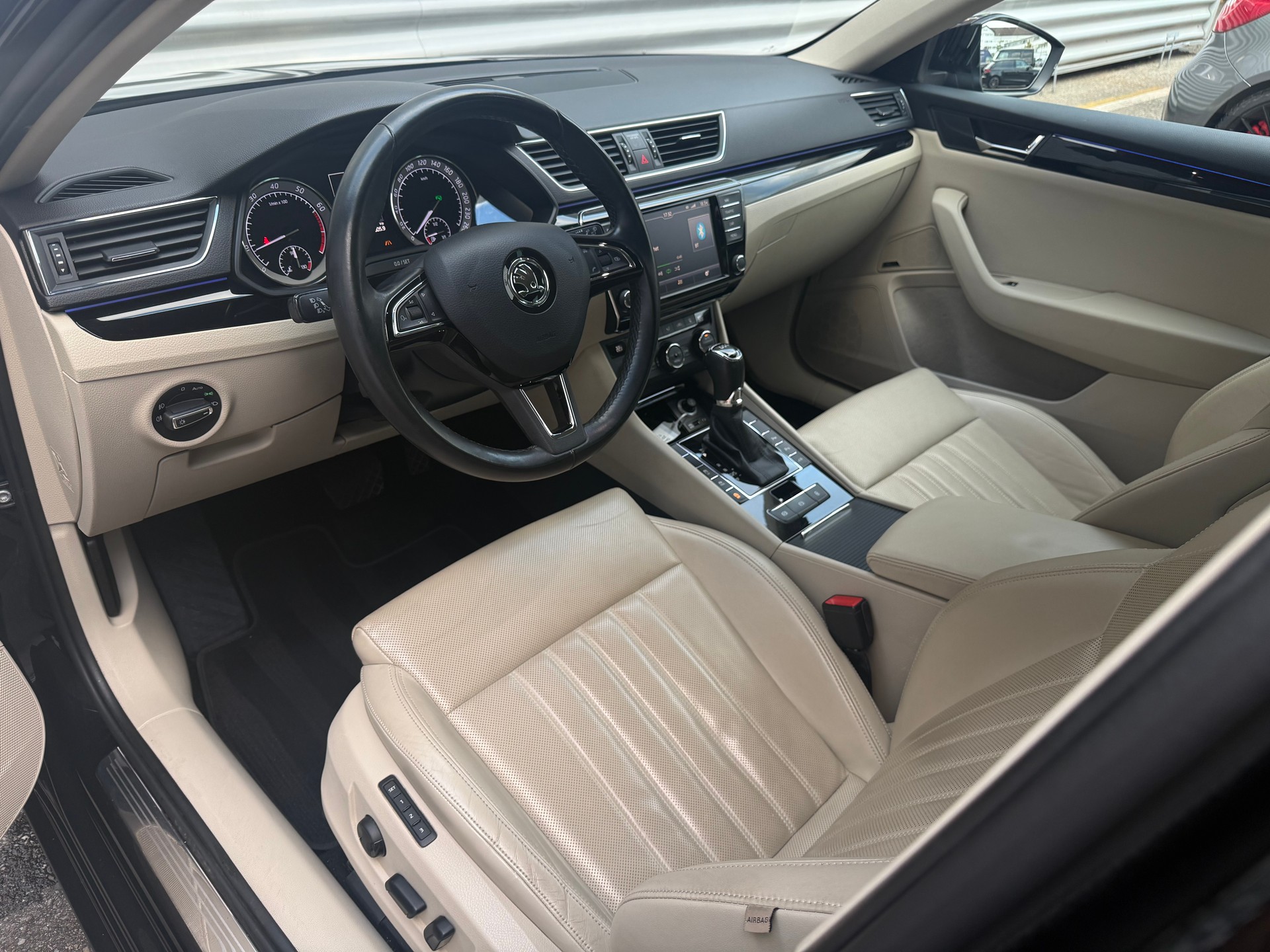 SKODA Superb 2.0TSI L&K 4x4 DSG-image-4