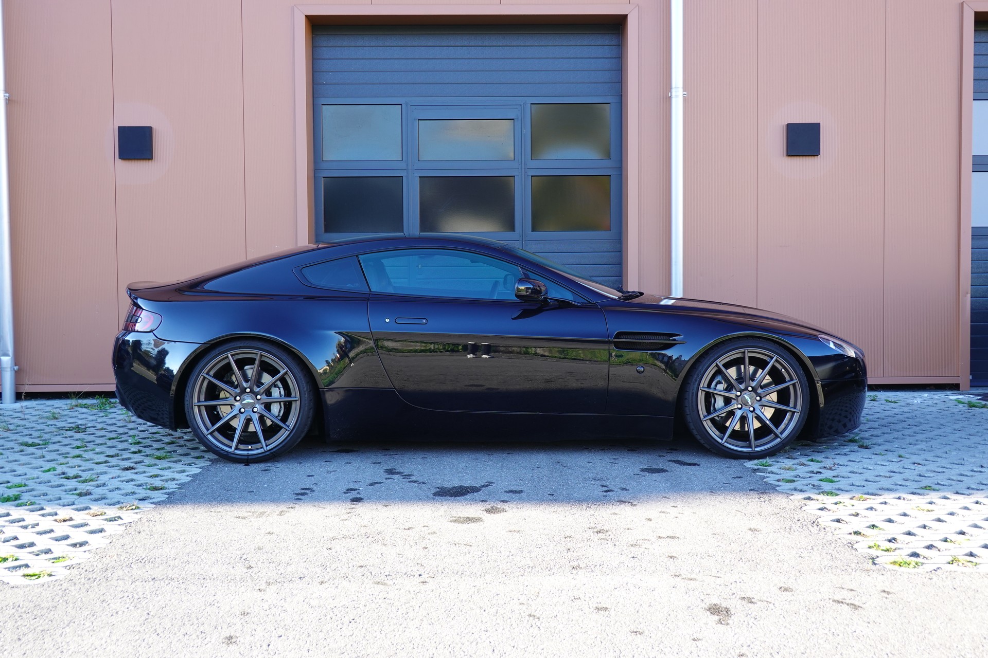ASTON MARTIN V8 Vantage 4.7 Sportshift "* CH Véhicule * GPS * Sièges Electriques/Chauffants * Phares xénon * Tempomat *"-showroom-element-3