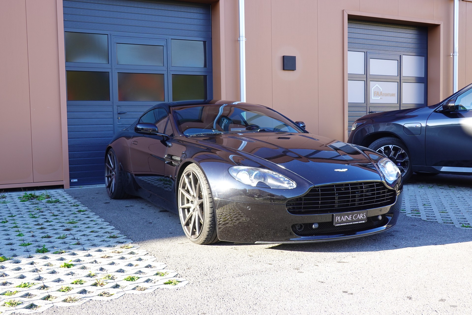 ASTON MARTIN V8 Vantage 4.7 Sportshift "* CH Véhicule * GPS * Sièges Electriques/Chauffants * Phares xénon * Tempomat *"-showroom-element-2