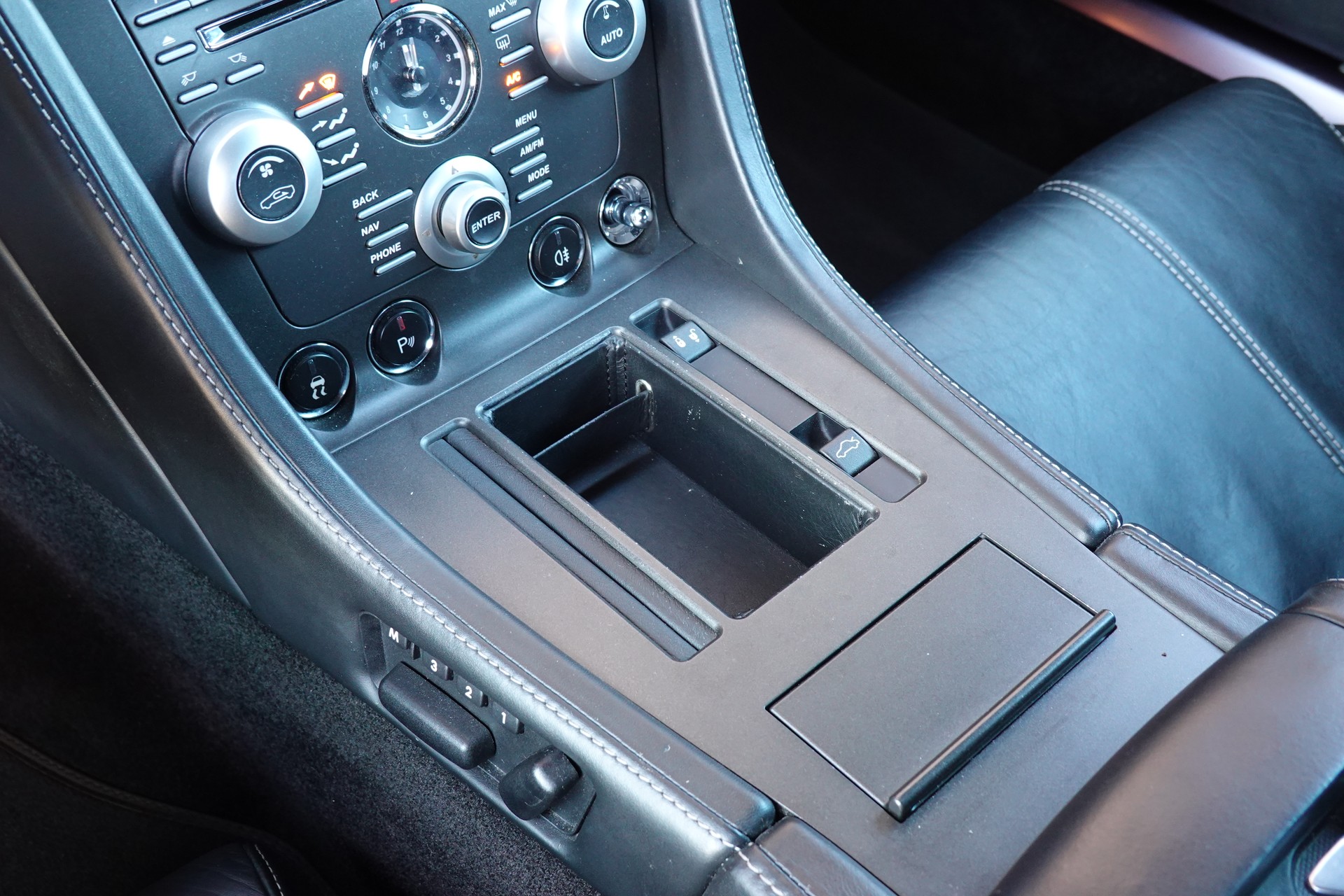 ASTON MARTIN V8 Vantage 4.7 Sportshift "* CH Véhicule * GPS * Sièges Electriques/Chauffants * Phares xénon * Tempomat *"-image-14
