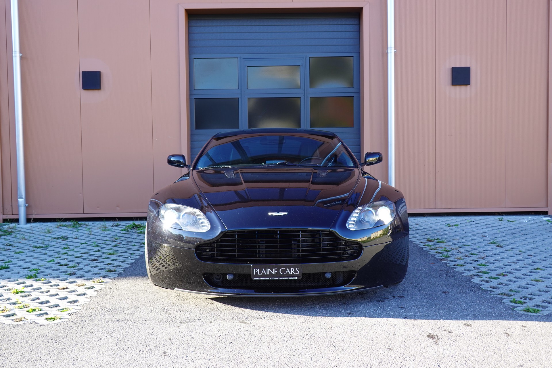ASTON MARTIN V8 Vantage 4.7 Sportshift "* CH Véhicule * GPS * Sièges Electriques/Chauffants * Phares xénon * Tempomat *"-showroom-element-1