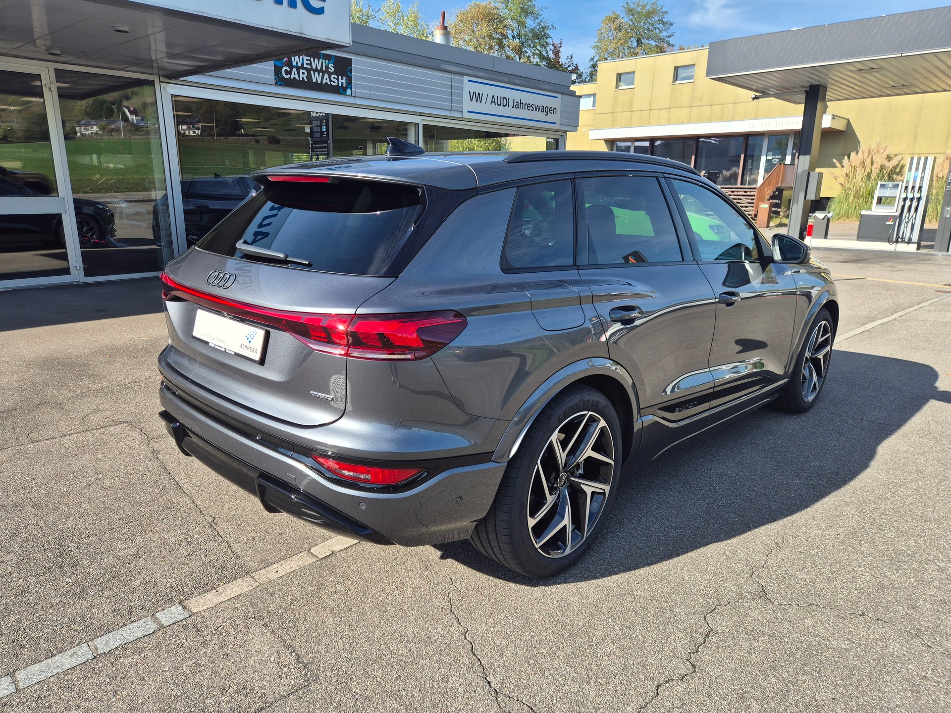 AUDI Q6 e-tron quattro-showroom-element-3