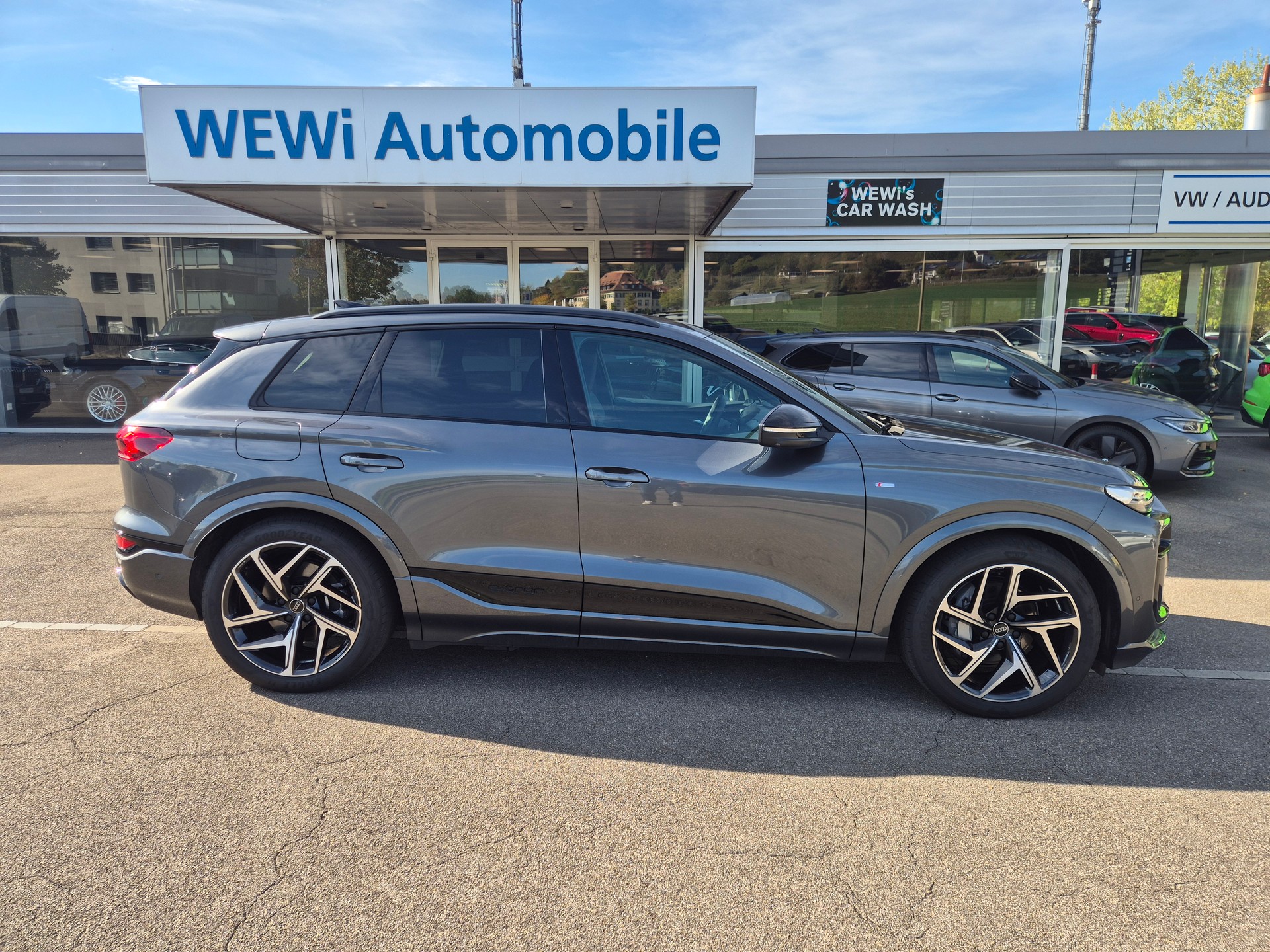 AUDI Q6 e-tron quattro-showroom-element-2