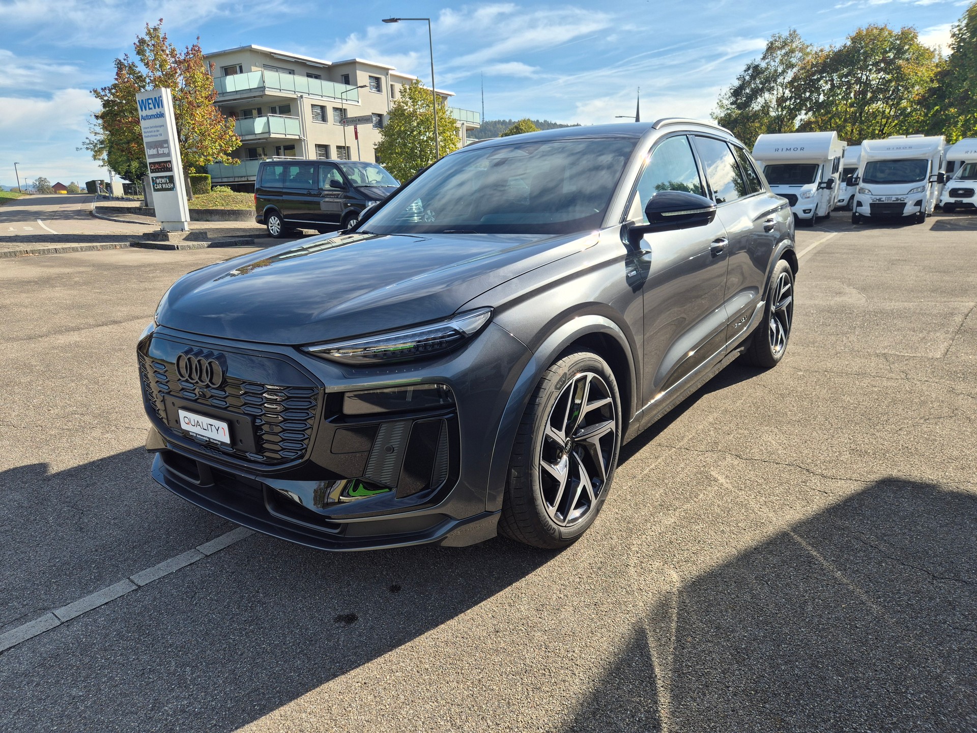AUDI Q6 e-tron quattro-showroom-element-1