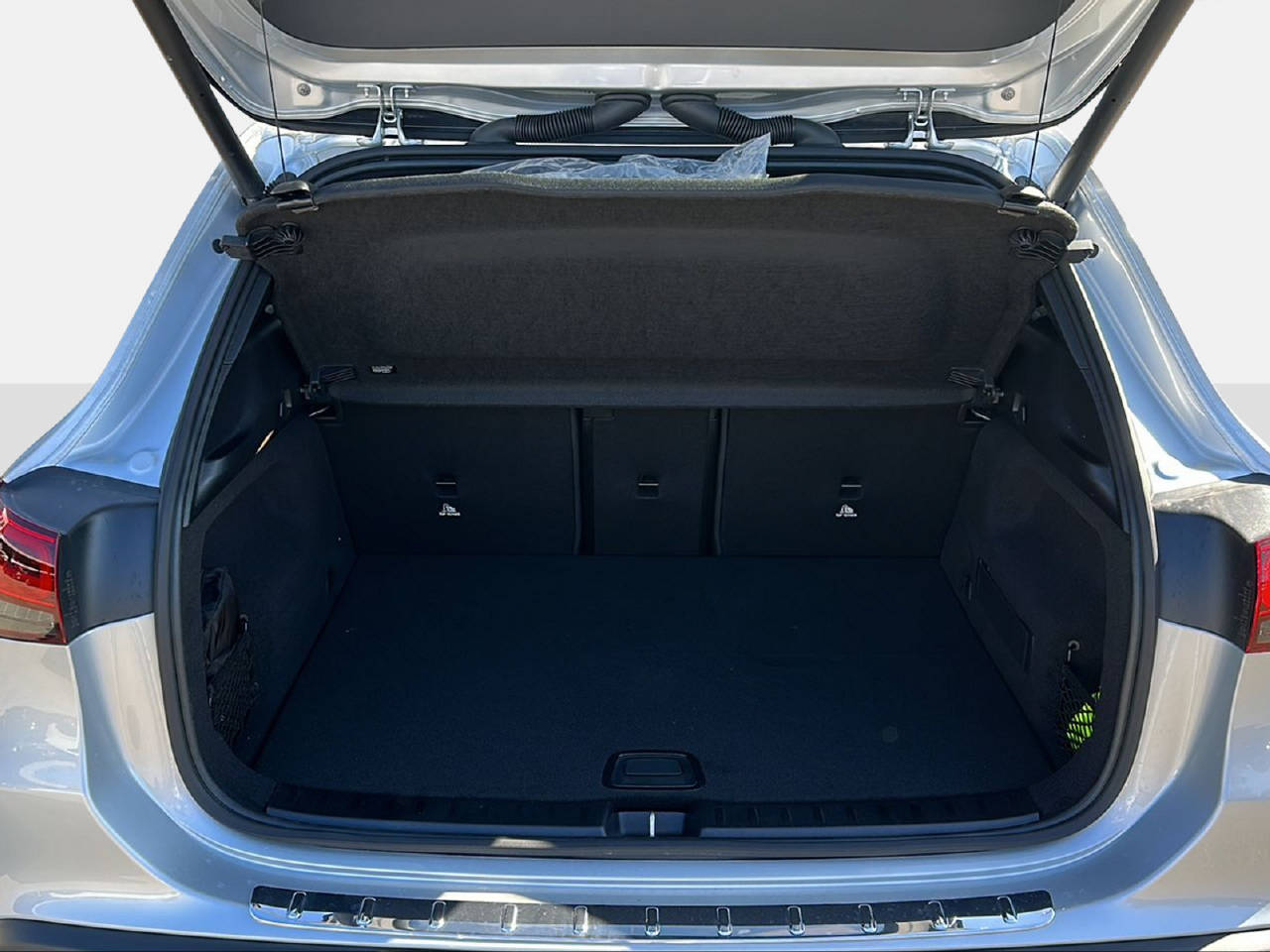 MERCEDES-BENZ EQA 300 AMG Line 4m-image-13