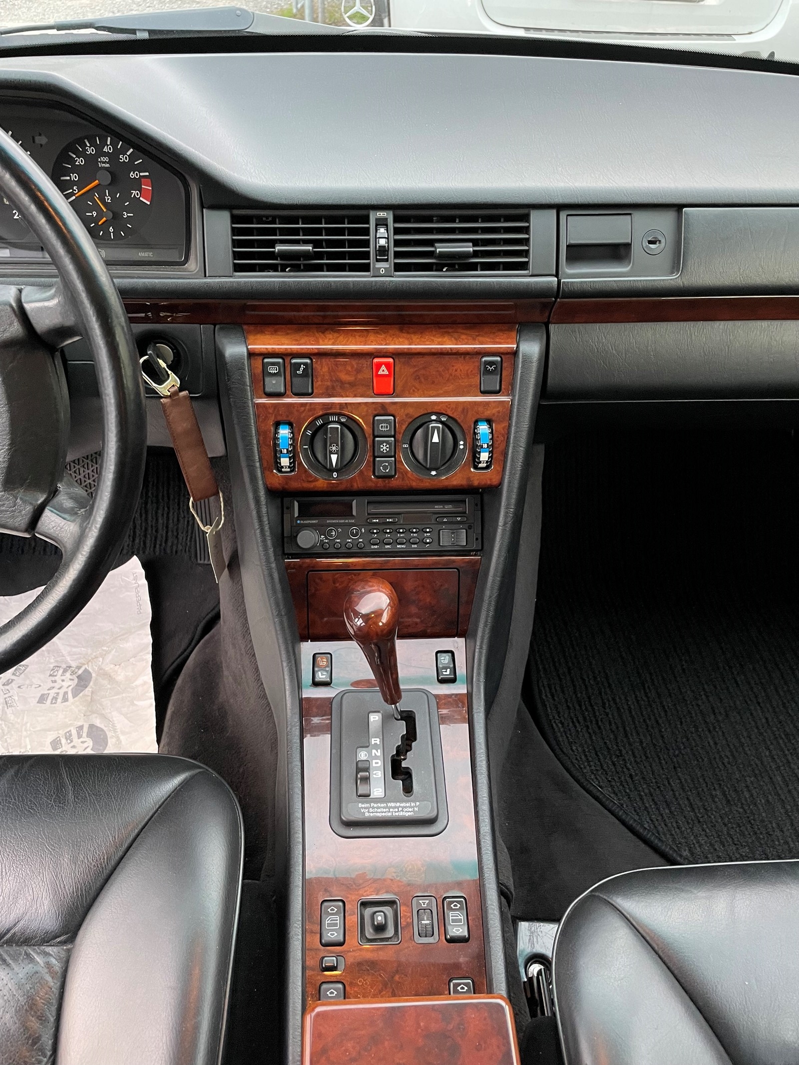 MERCEDES-BENZ 300 E 4-Matic Automatic-image-12