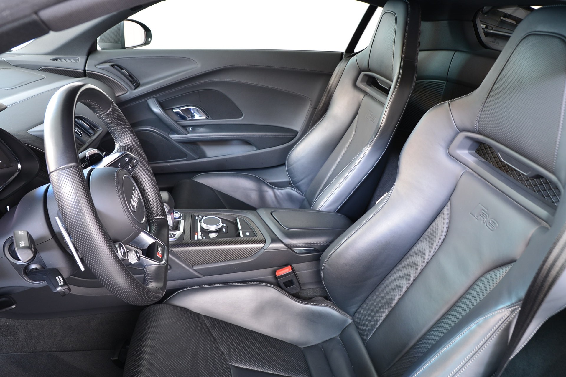 AUDI R8 Coupé 5.2 plus S-Tronic-image-11