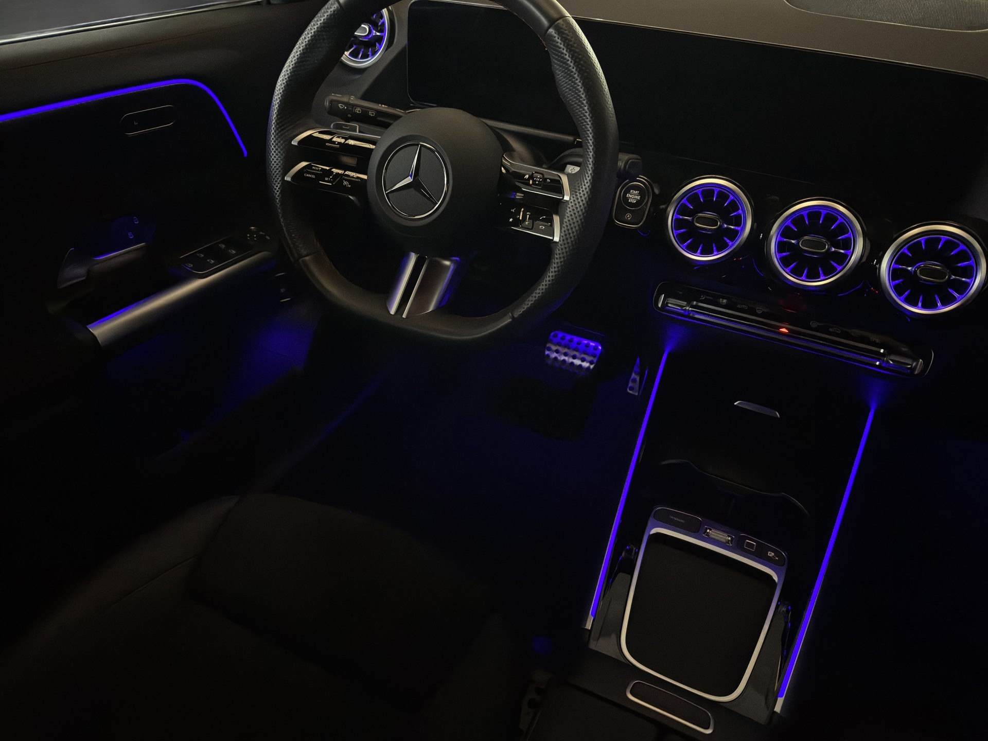 MERCEDES-BENZ GLA 200 AMG Line "AHK-Distronic"-image-11