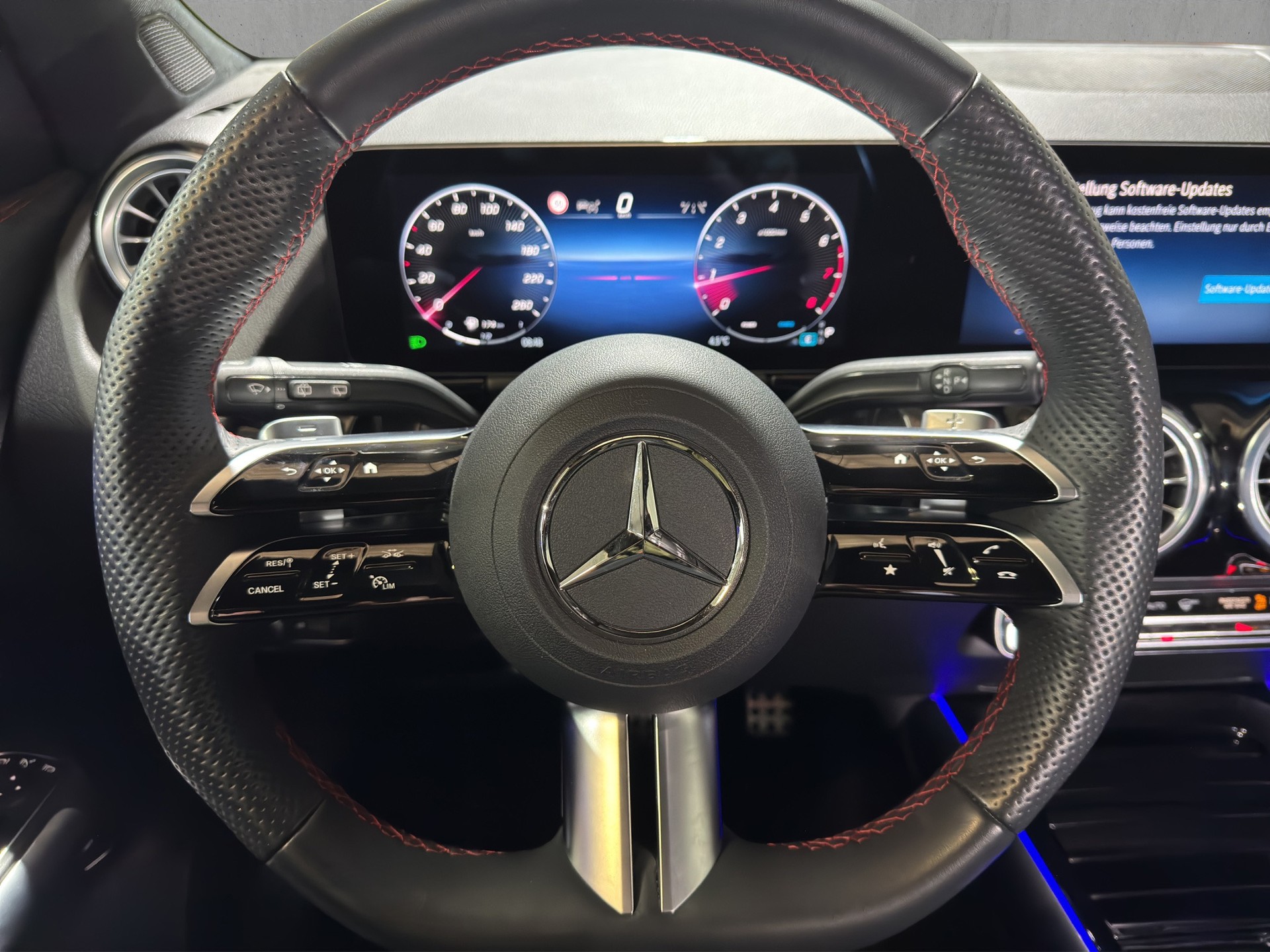 MERCEDES-BENZ GLA 200 AMG Line "AHK-Distronic"-image-12