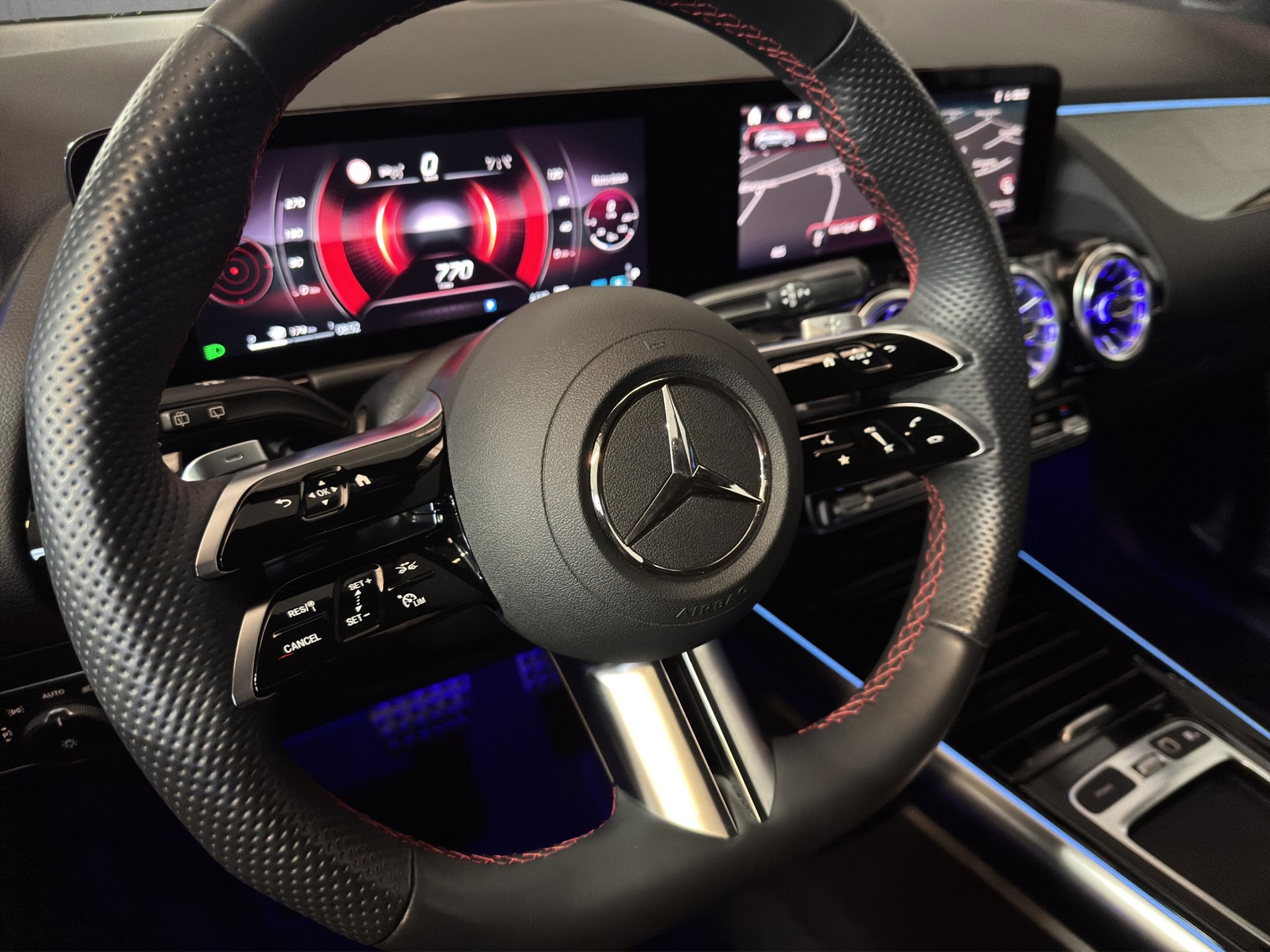 MERCEDES-BENZ GLA 200 AMG Line "AHK-Distronic"-image-13