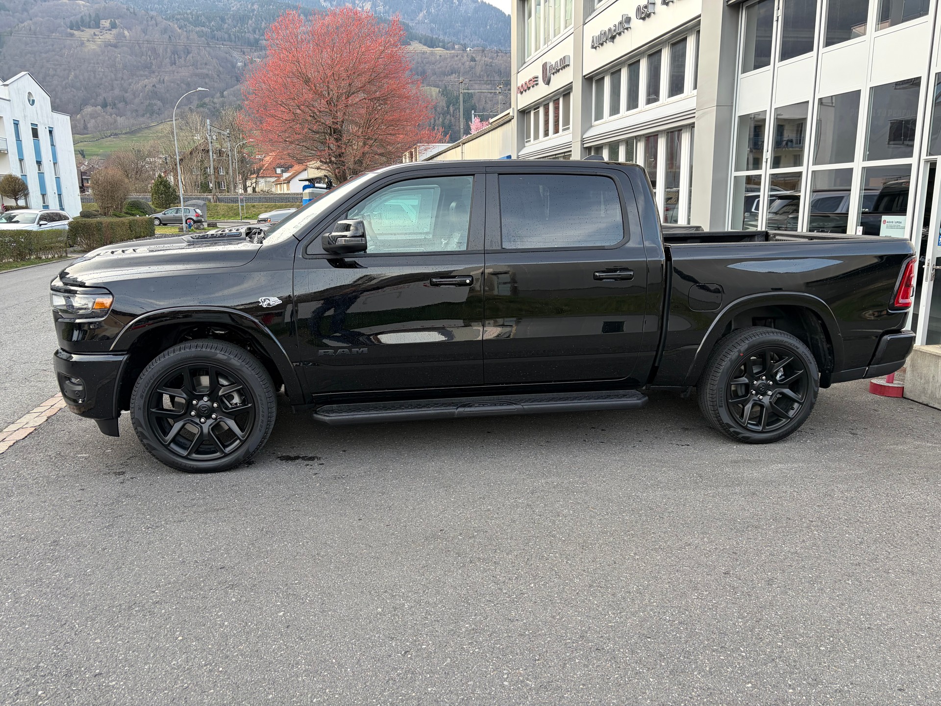 DODGE Ram 1500 Laramie Crew Cab Night V8 4WD MY26-image-2