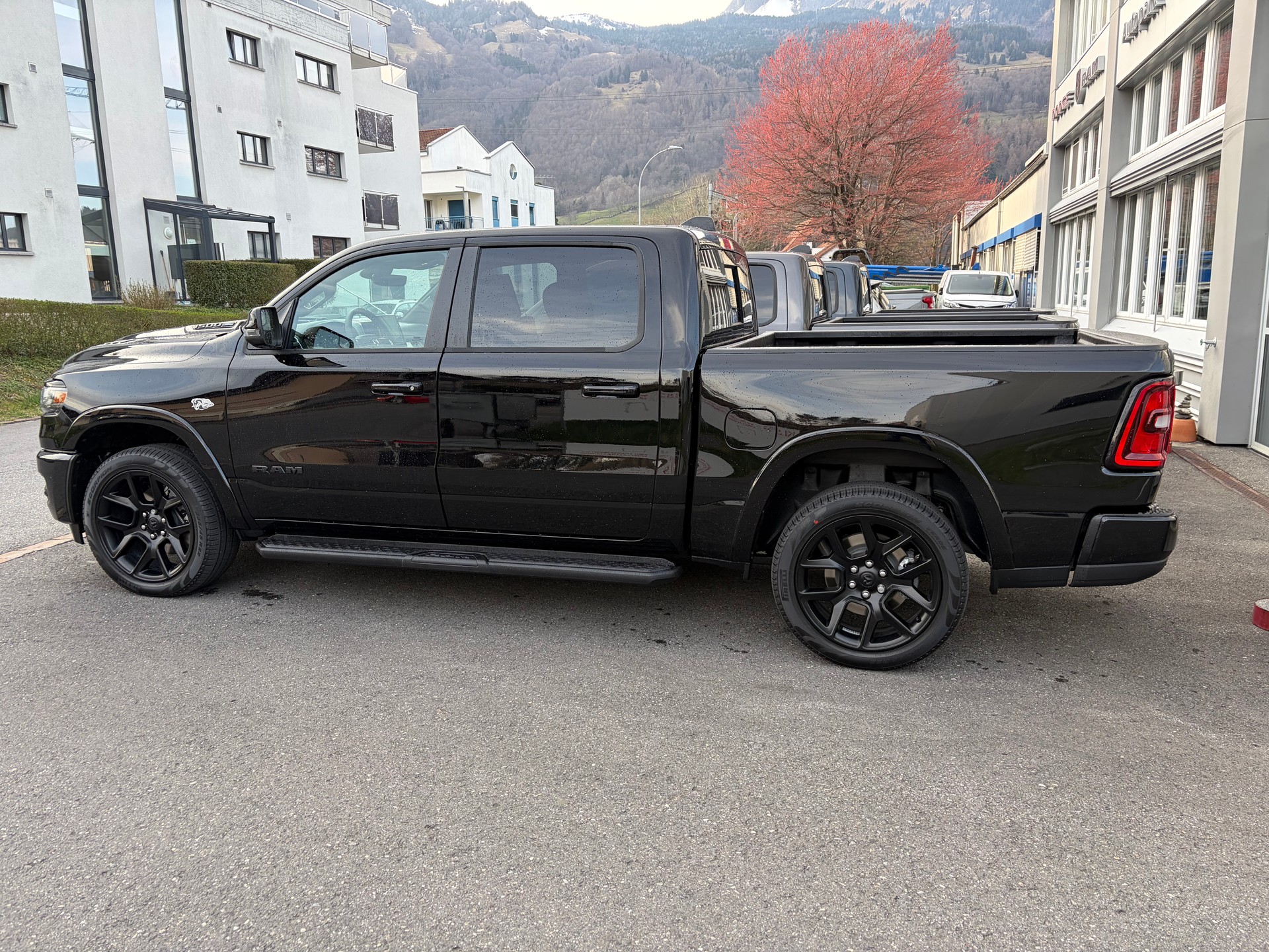 DODGE Ram 1500 Laramie Crew Cab Night V8 4WD MY26-image-3