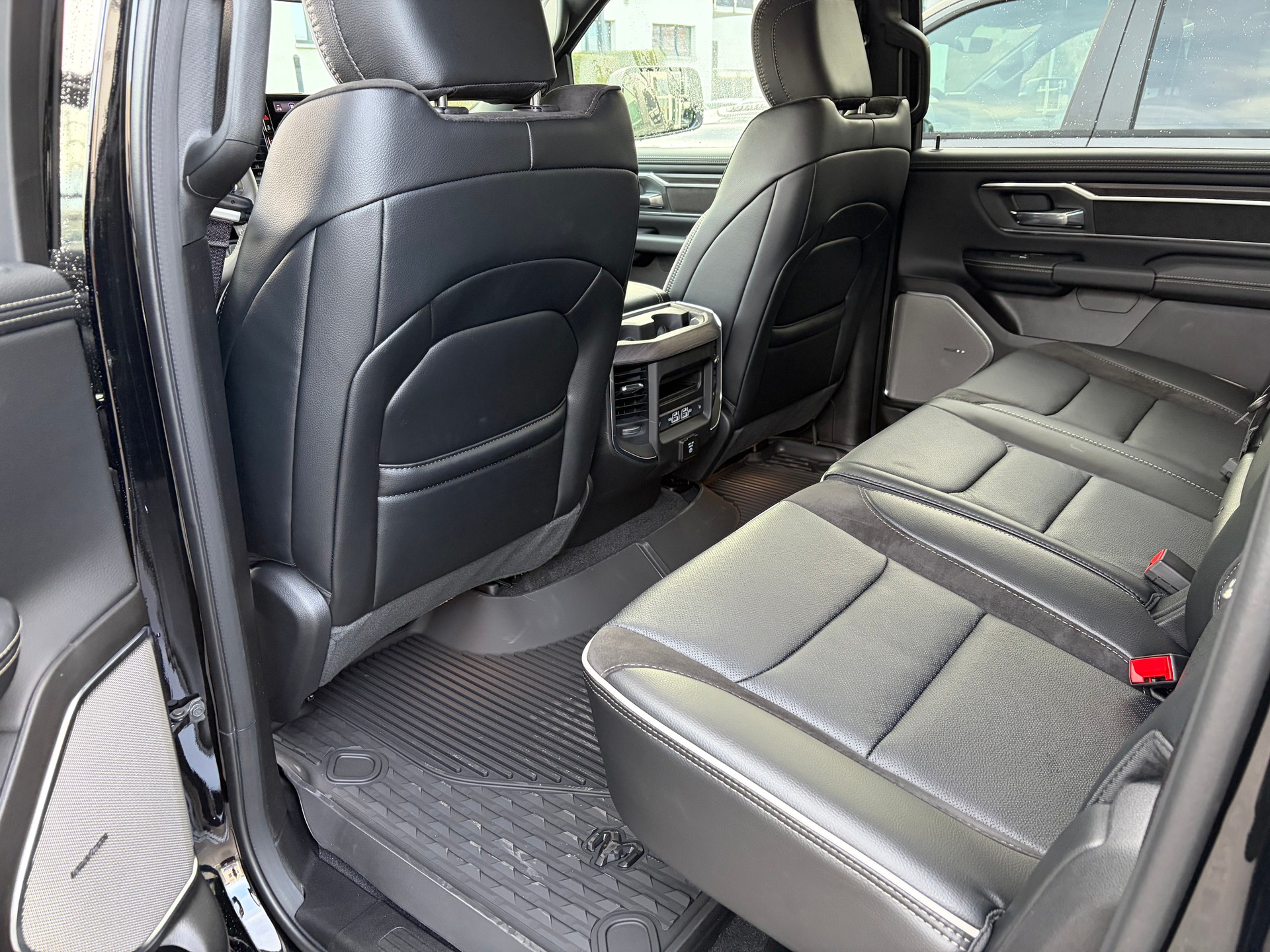 DODGE Ram 1500 Laramie Crew Cab Night V8 4WD MY26-image-8