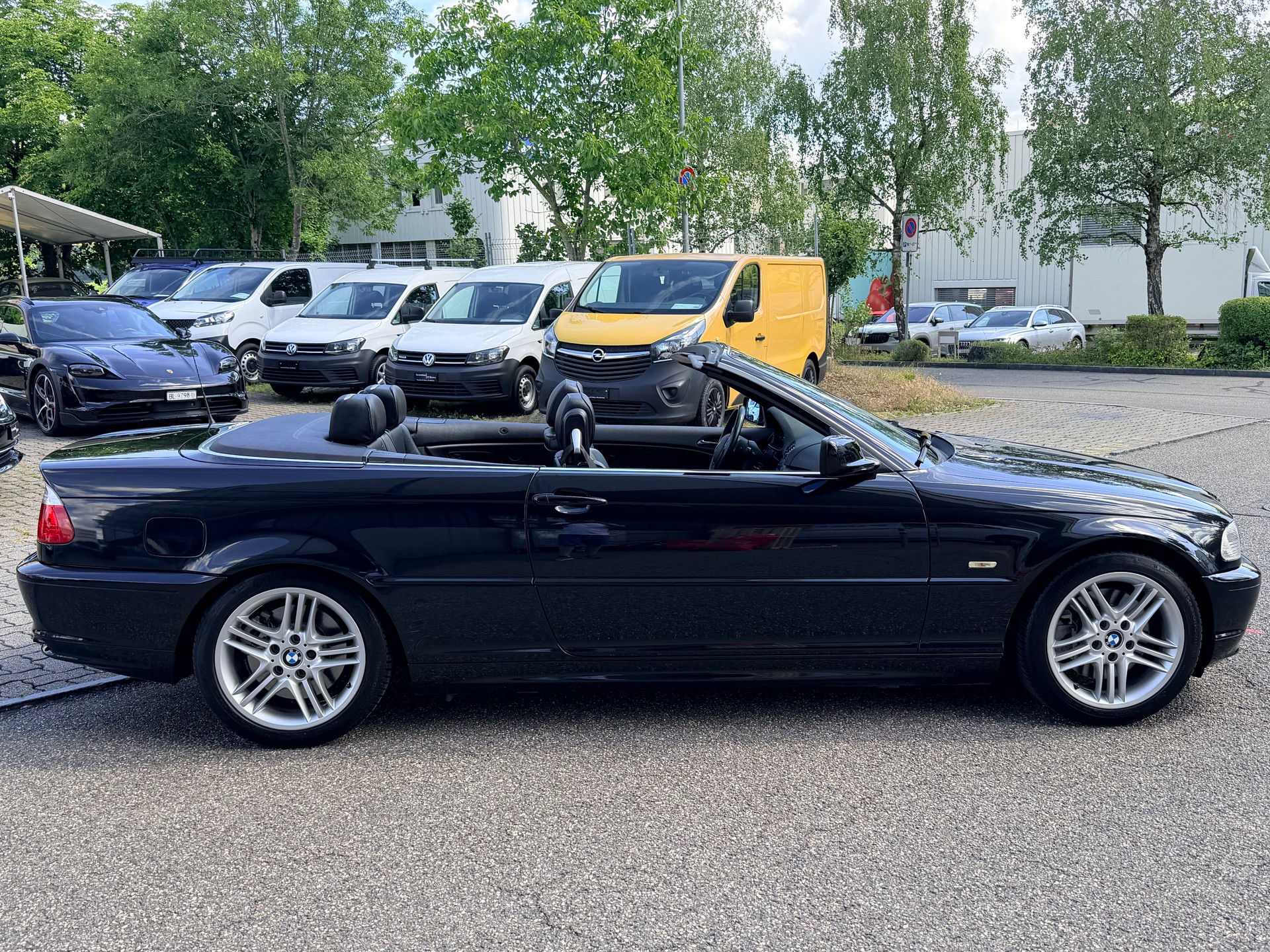 BMW 330Ci Cabriolet-showroom-element-1