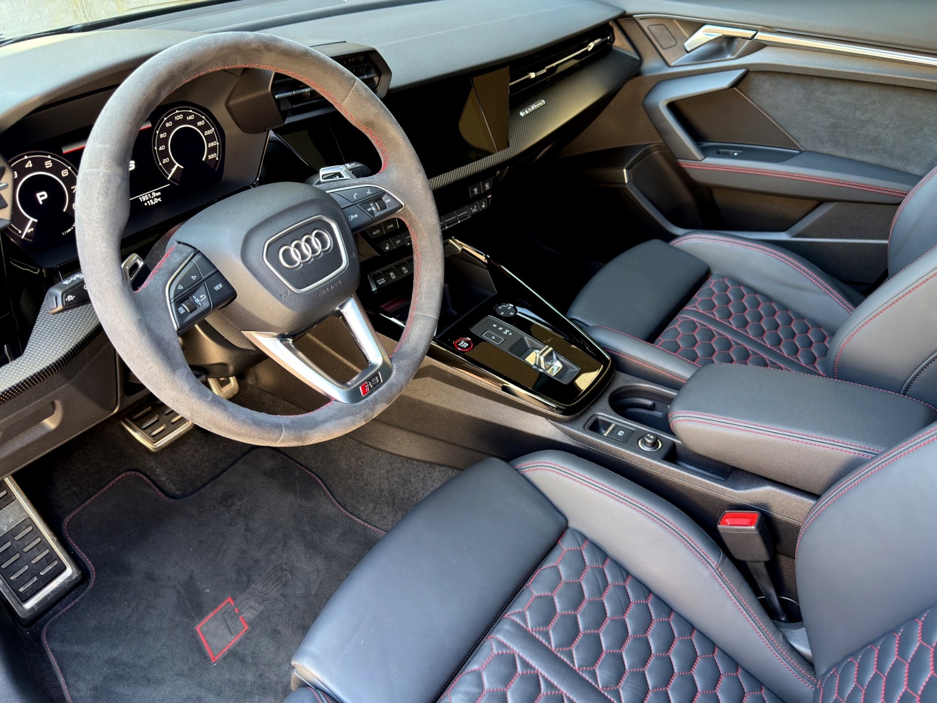 AUDI RS3 Sportback 2.5 TSI quattro S-tronic-image-12