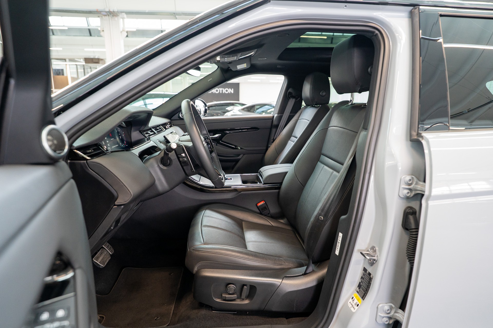 LAND ROVER Range Rover Evoque 2.0 D 200 Dynamic SE / Panorama / Rückfahrkamera / el.Sitze-image-8
