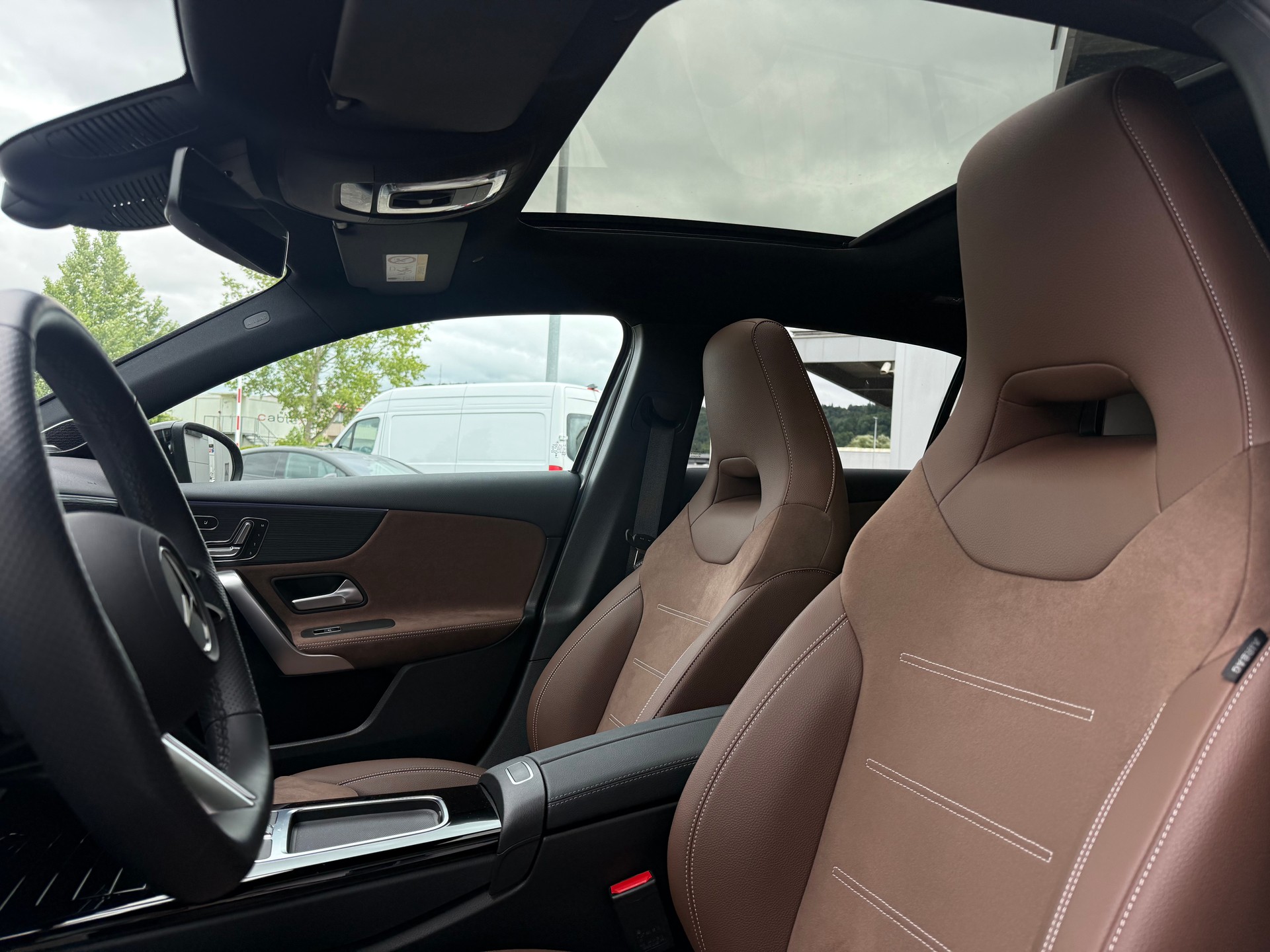 MERCEDES-BENZ A 250 AMG Line 4Matic 8G-DCT-image-4