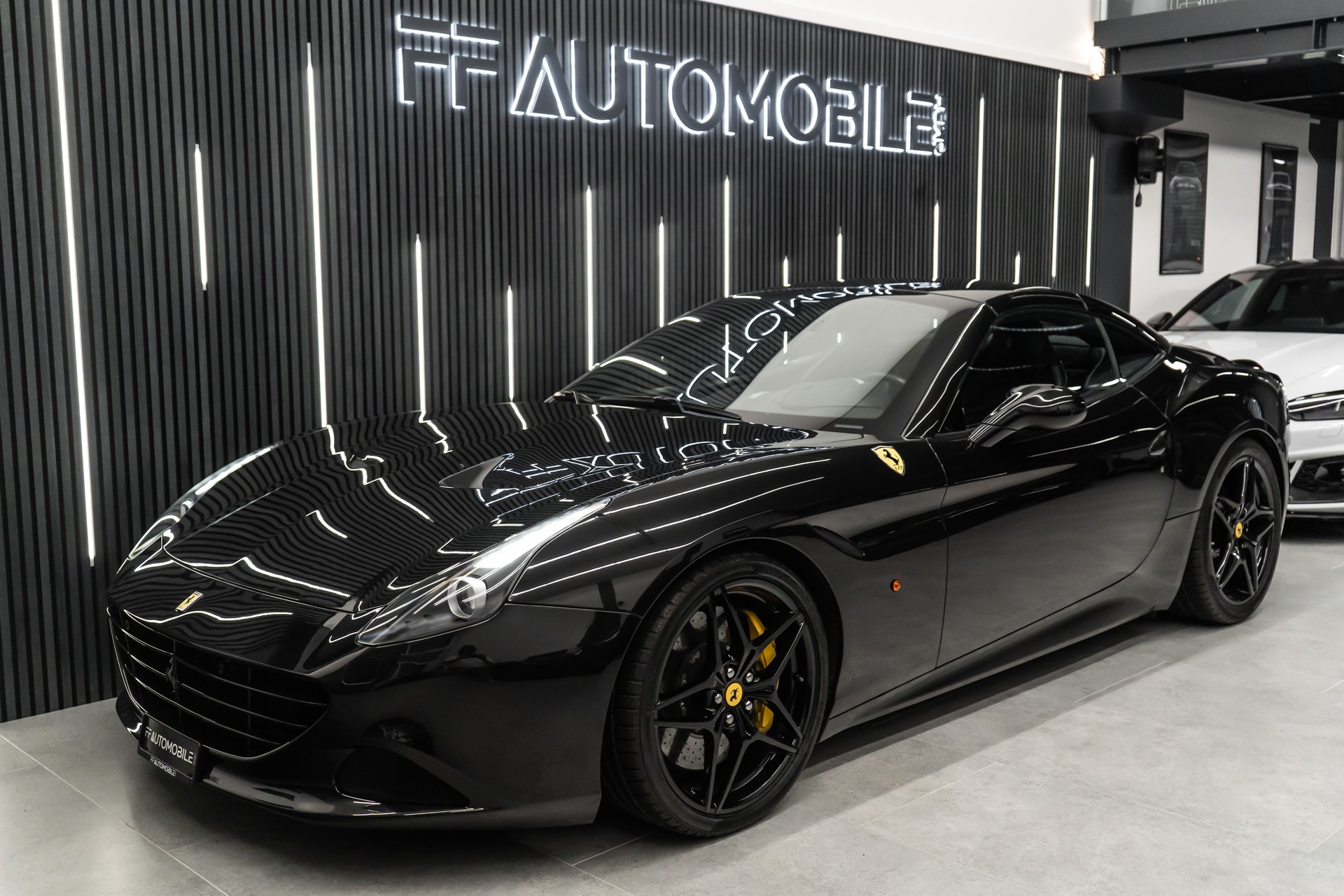 FERRARI California 3.9 V8 T-showroom-element-3