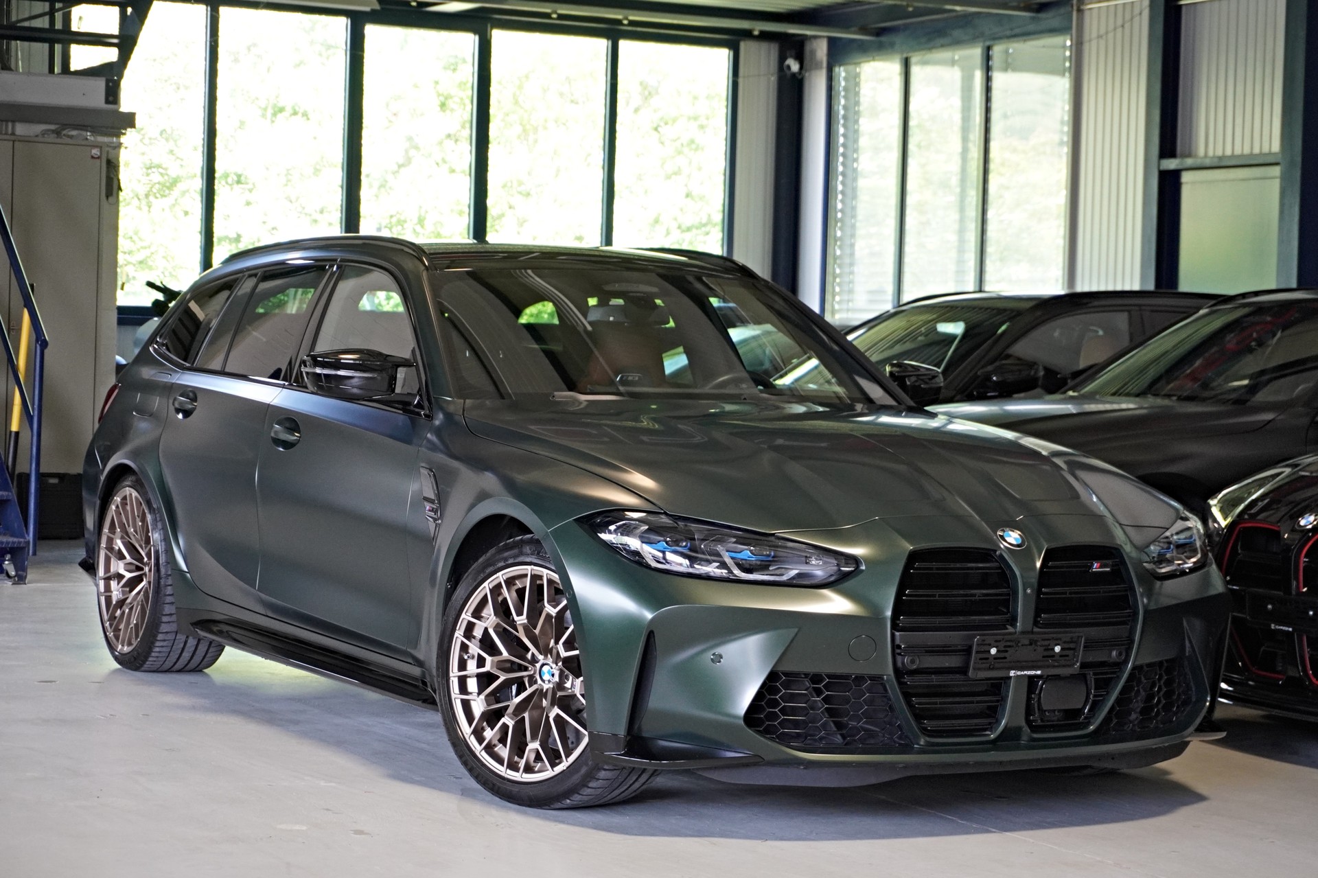 BMW M3 Touring xDrive Competition M // SONDERLACKIERUNG FROZEN DEEP GREEN // AKRAPOVIC SPORTAUSPUFF //