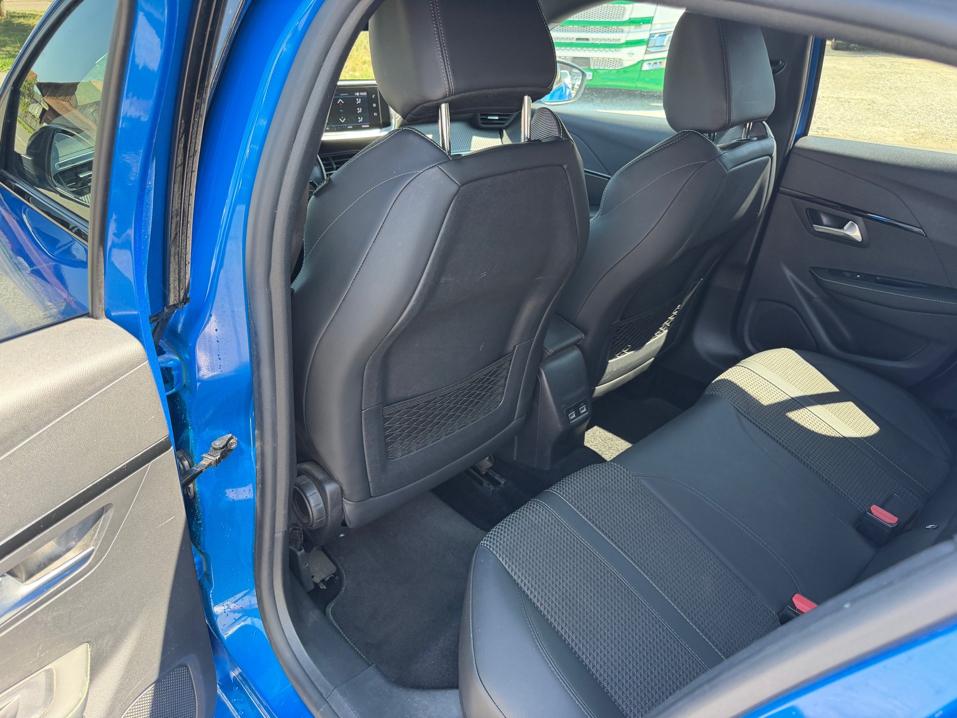 PEUGEOT 208 1.2 PureTech GT Pack EAT8-image-8