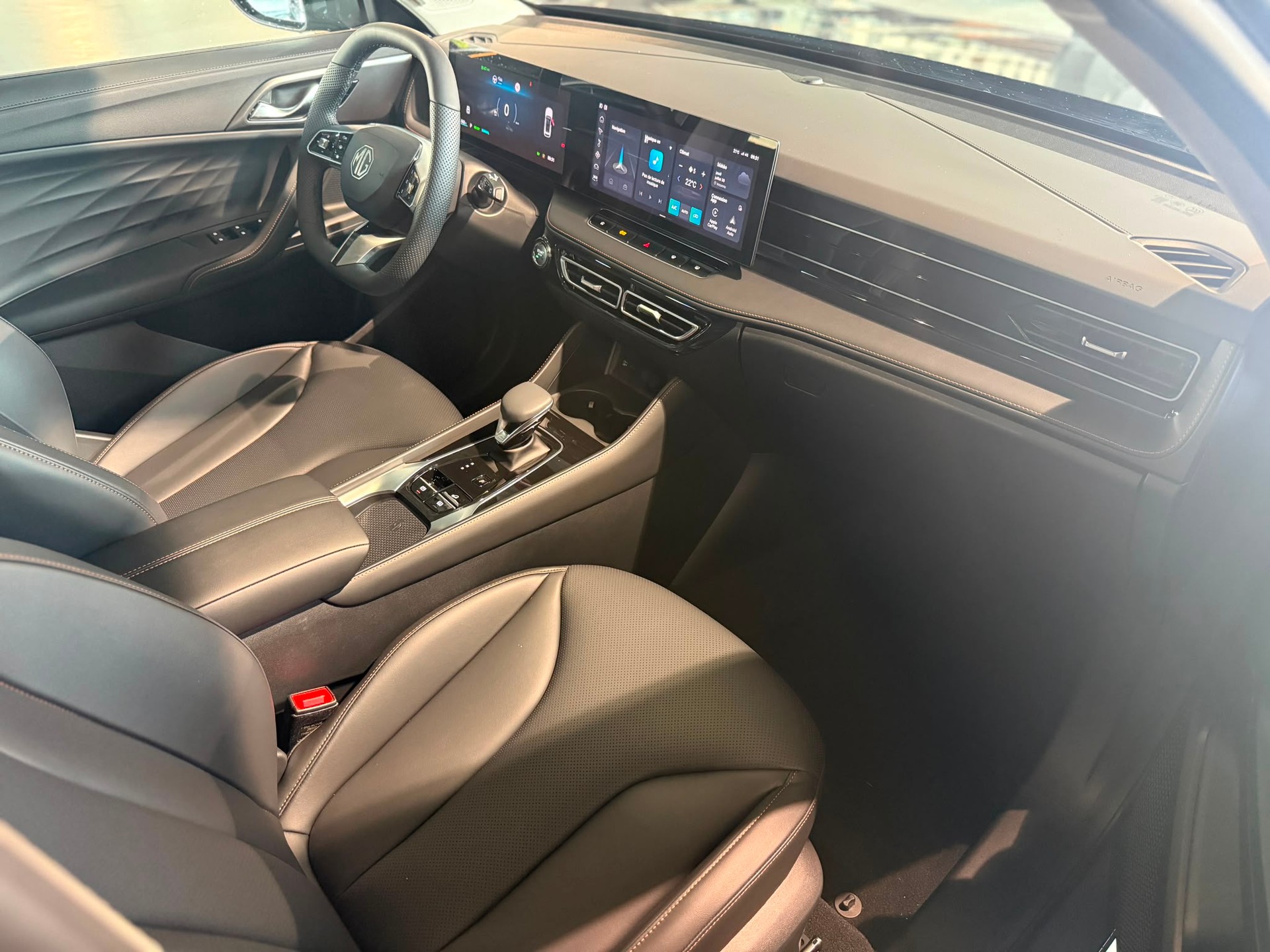 MG HS 1.5 T HEV Luxury-image-11