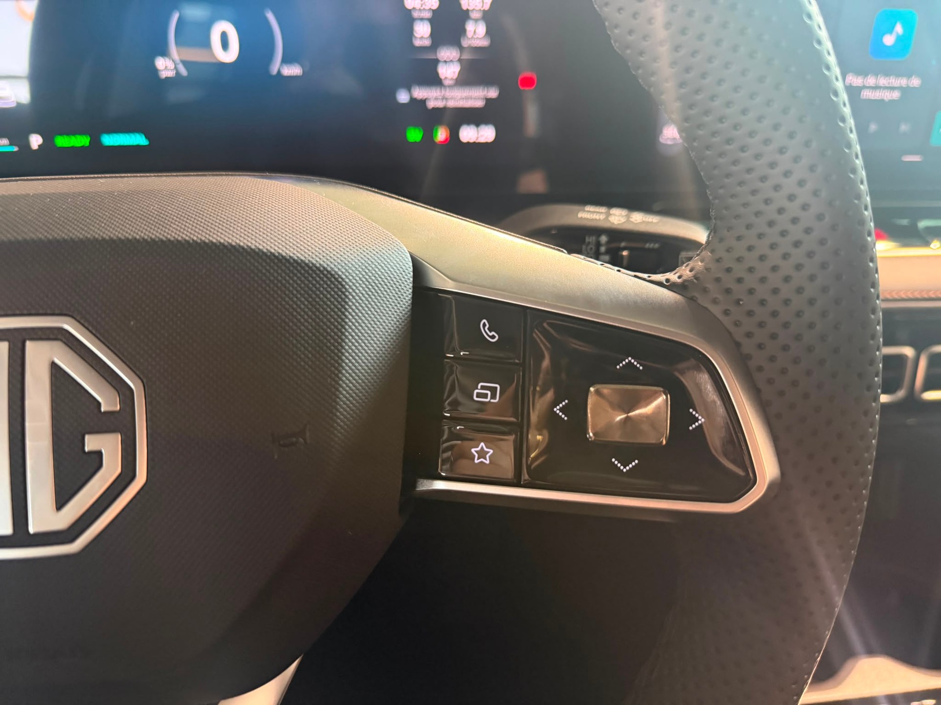 MG HS 1.5 T HEV Luxury-image-16
