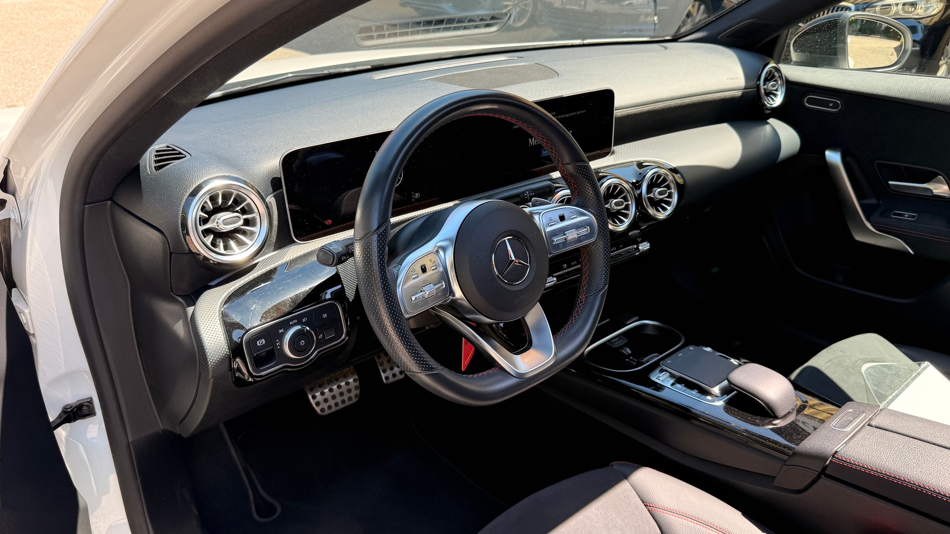 MERCEDES-BENZ A 200 AMG Line 7G-DCT-image-9