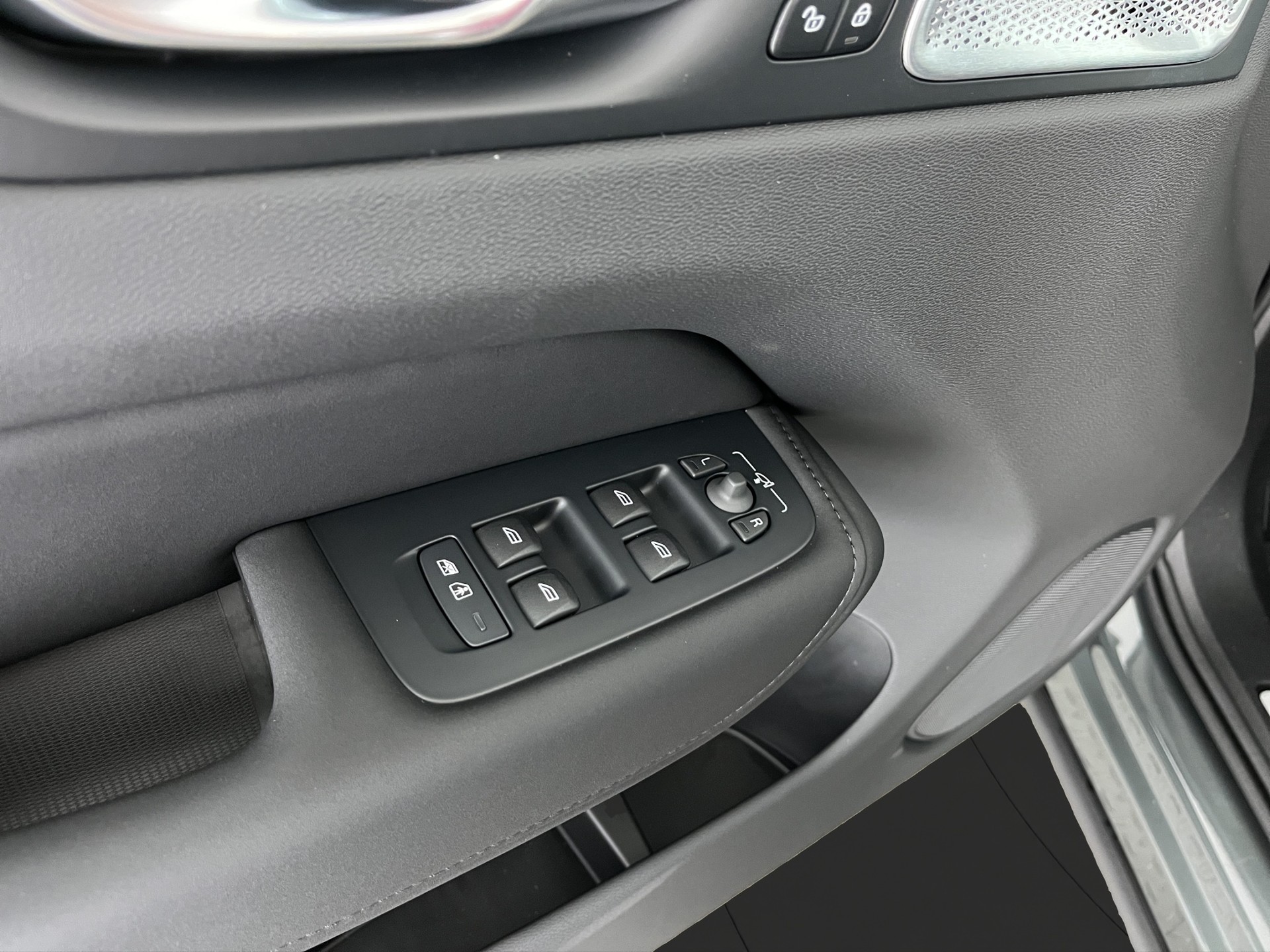VOLVO XC60 2.0 T8 TE Ultra Dark eAWD-image-11