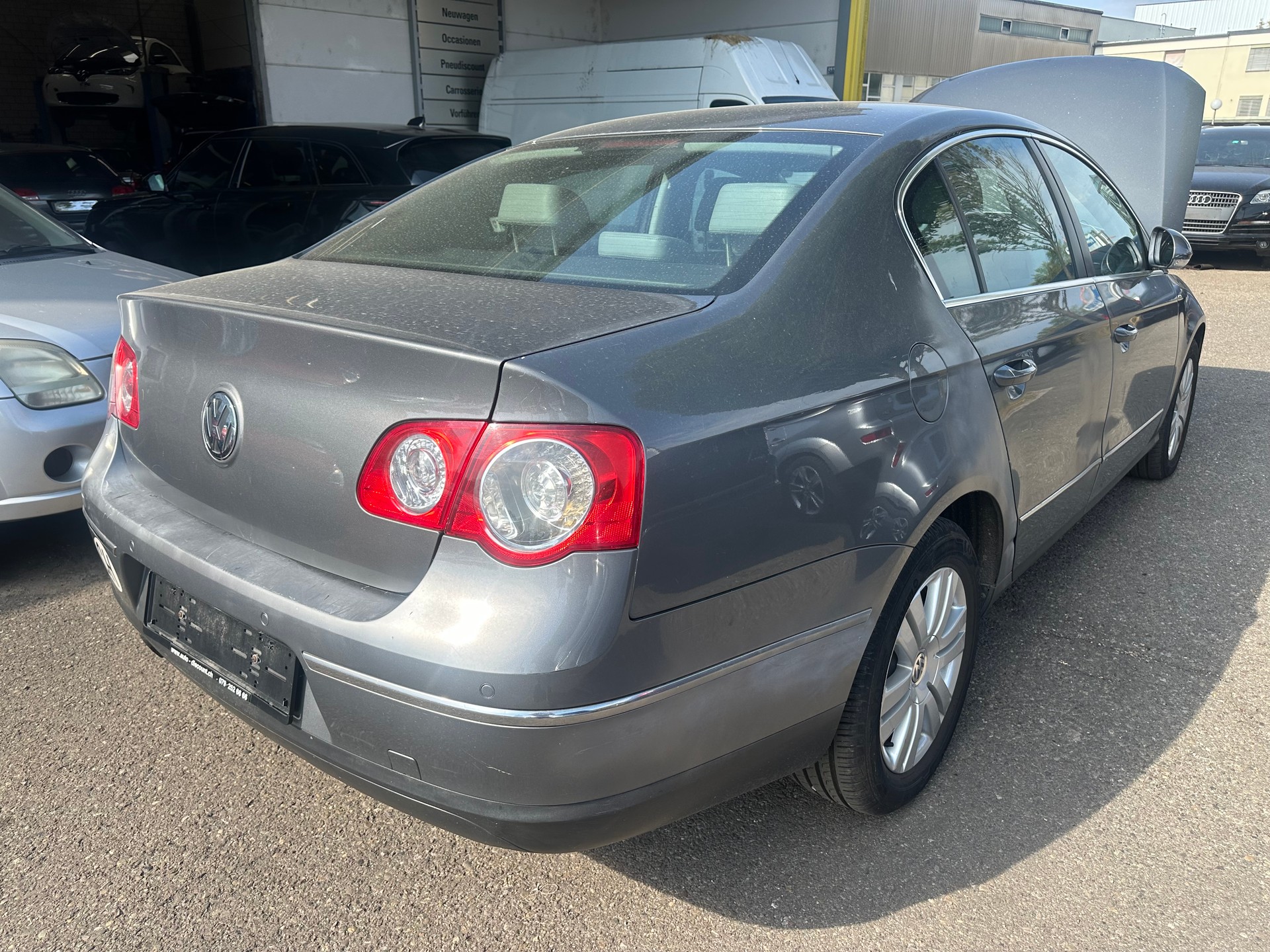 VW Passat 2.0T FSI Highline-showroom-element-3