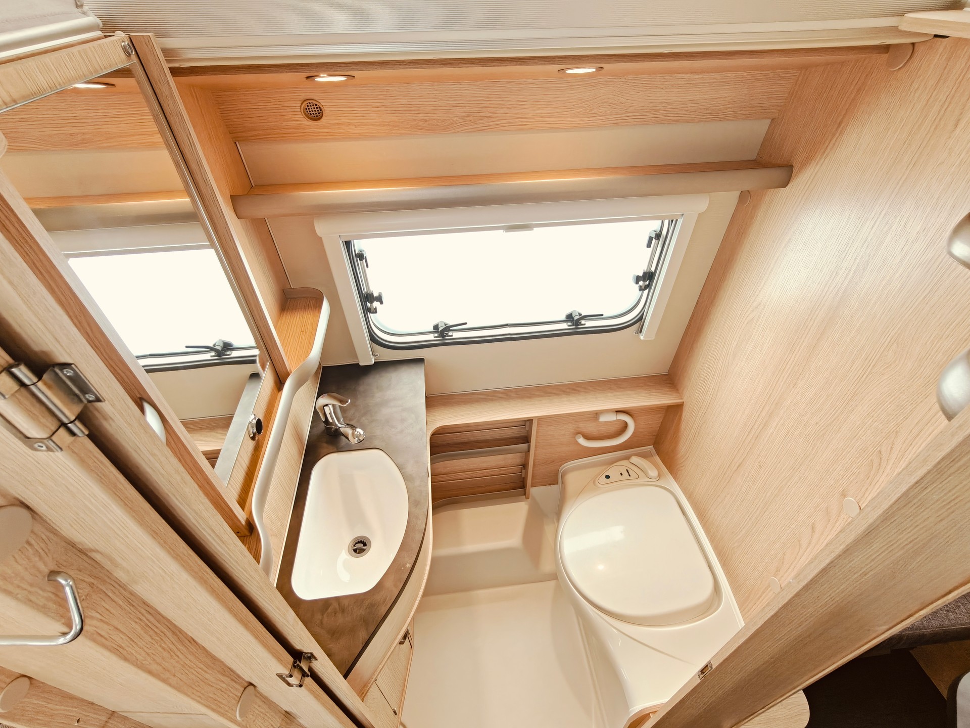 HYMER ERIBA Troll 60 Edition -- Längsbett -- Mover -- Luftvorzelt -- Markise & LED -- Veloträger -- Eriba Winterabdeckplane-image-23