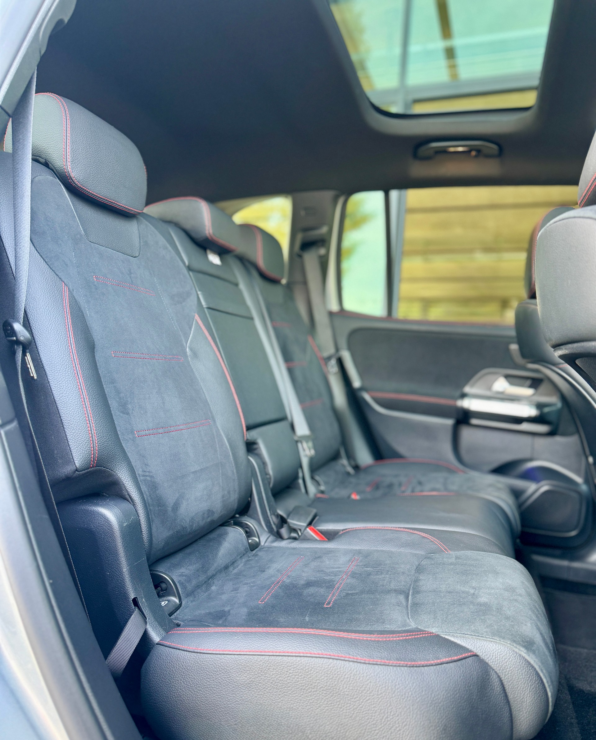 MERCEDES-BENZ GLB 250 4Matic AMG Line 8G-Tronic-image-11