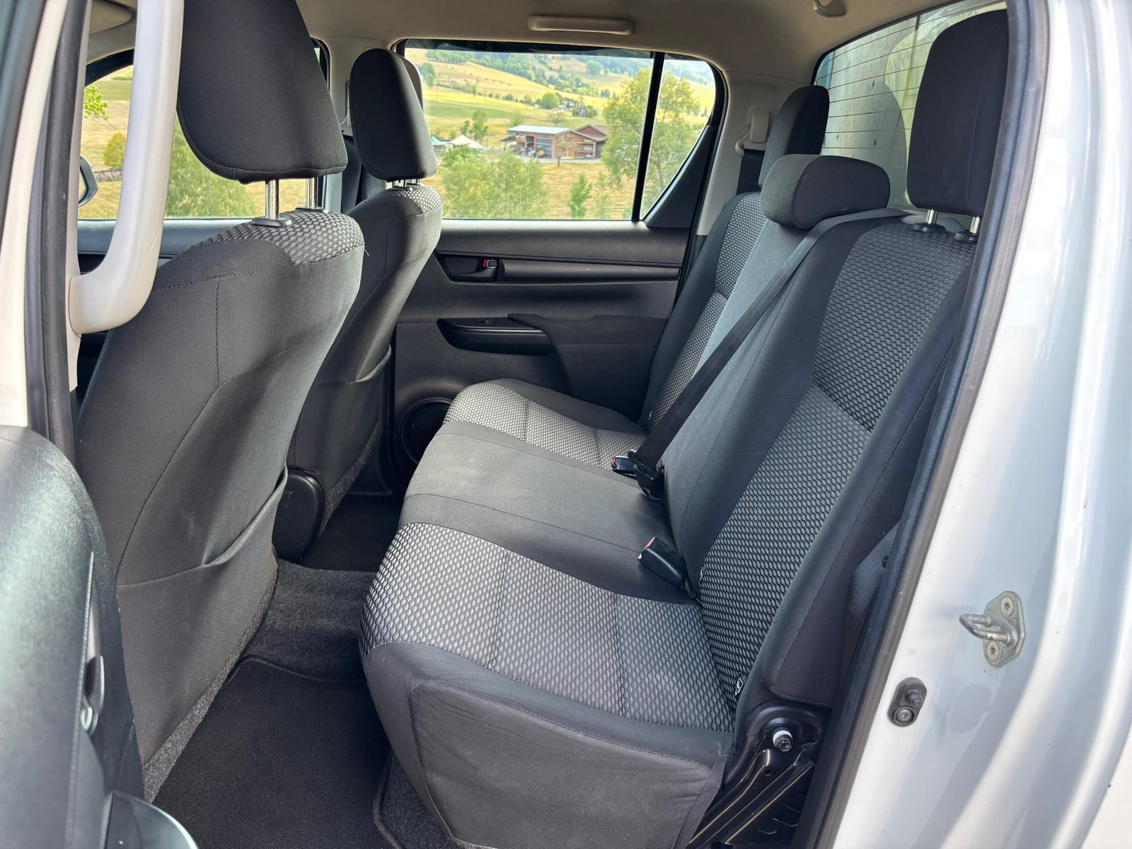 TOYOTA Hilux 2.4D-4D Luna Double Cab 4x4-image-9