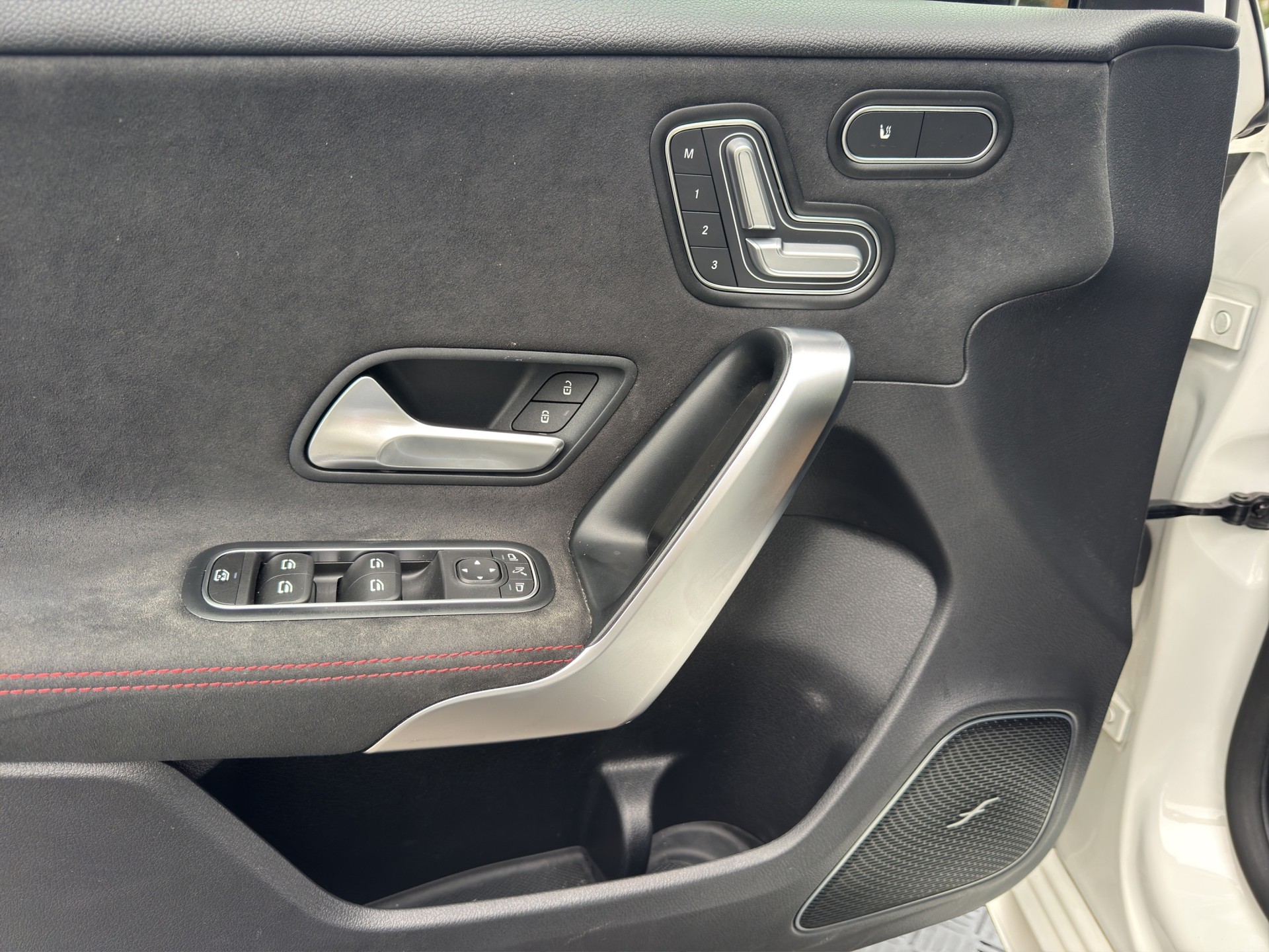 MERCEDES-BENZ A 220 AMG Line 7G-DCT 4Matic-image-8