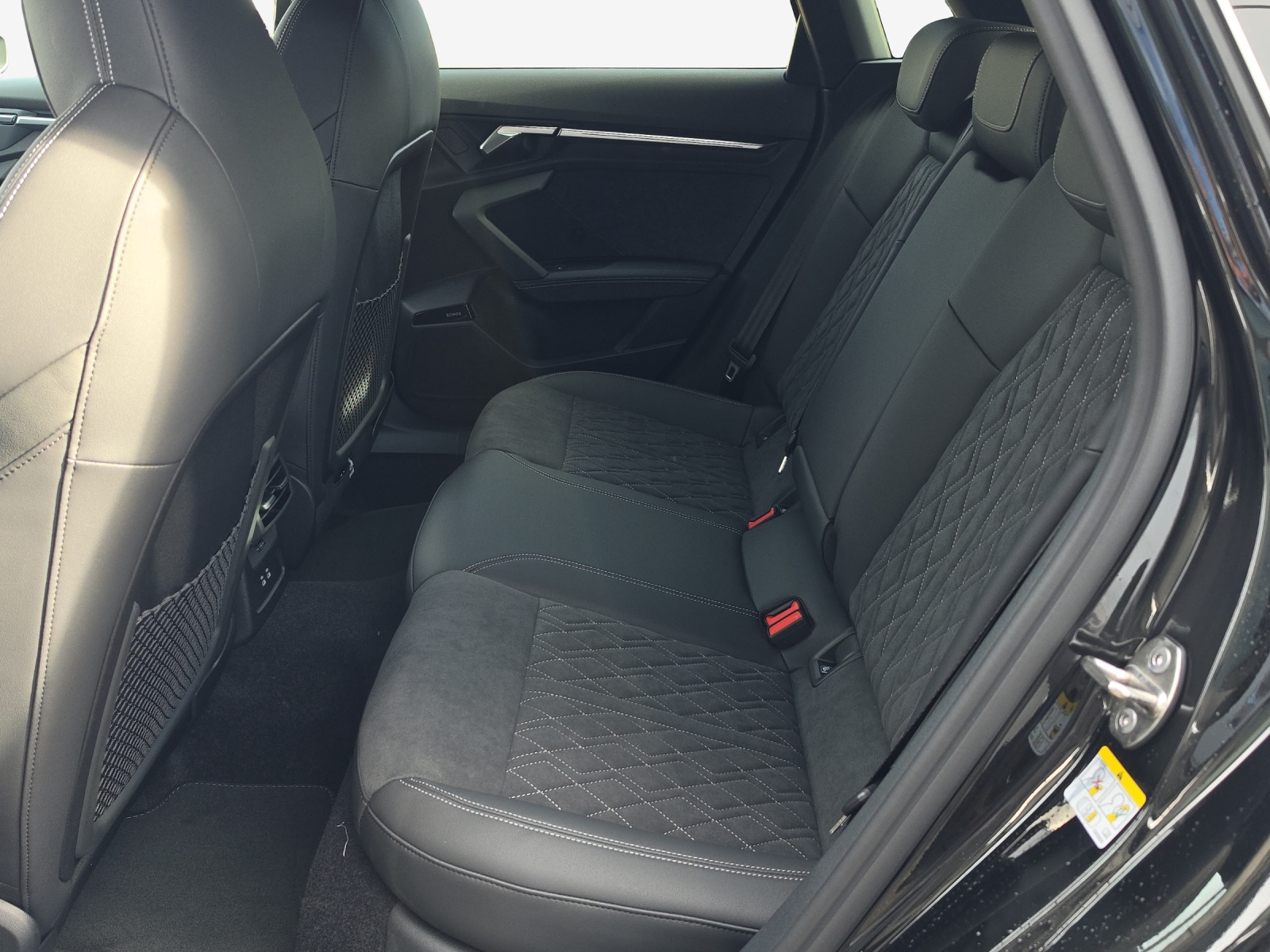 AUDI A3 Sportback TFSI 110 kW S line Attraction S tronic-image-11