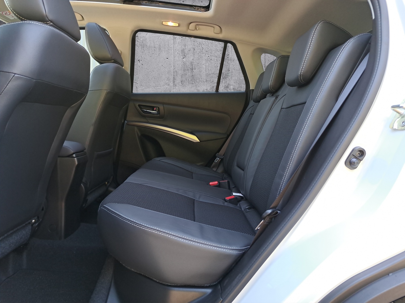 SUZUKI S-Cross 1.4 T Compact Top Hybrid-image-13