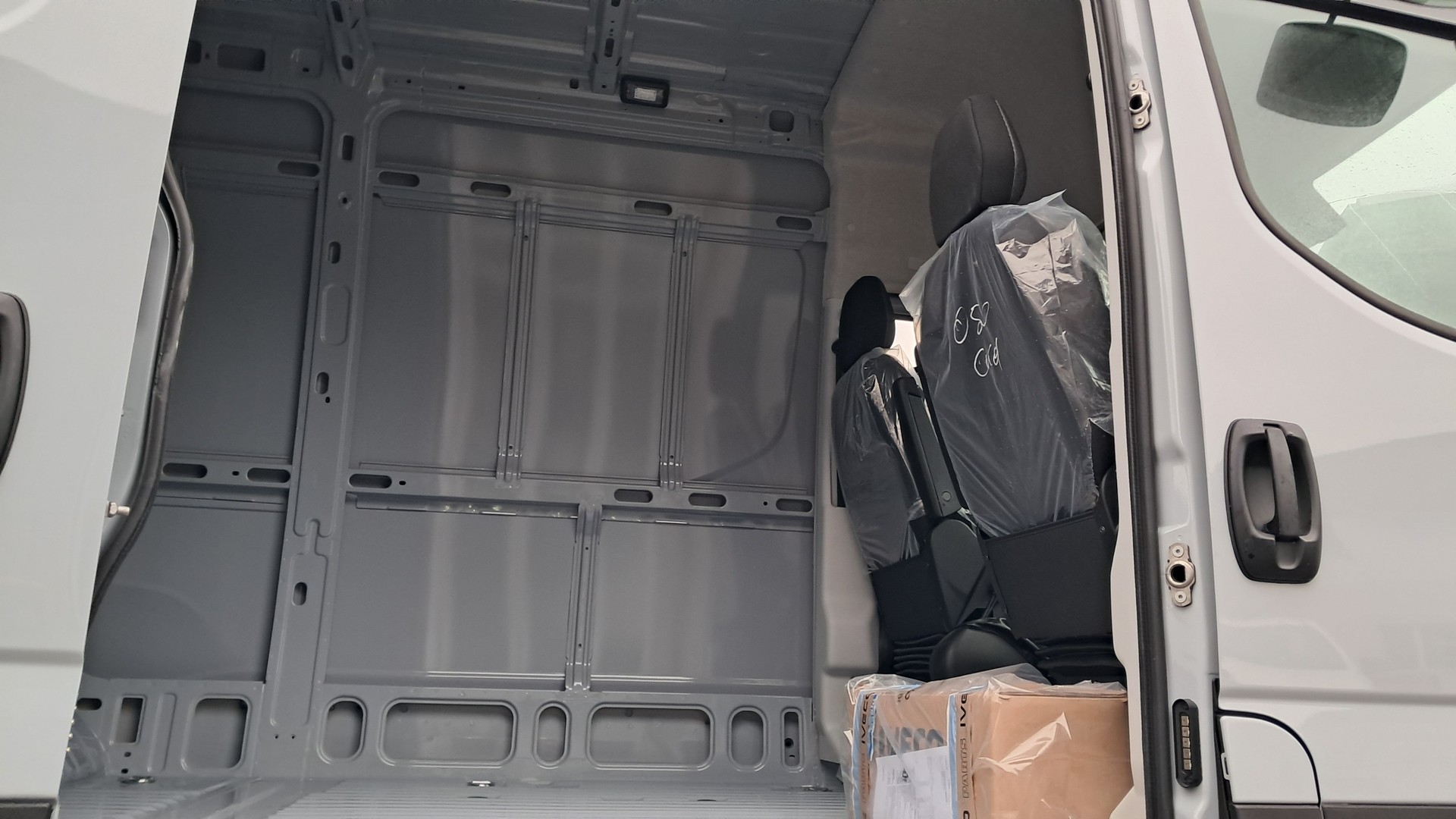 IVECO Daily 4x4 Kastenwagen 7t 70S18 HW-image-5