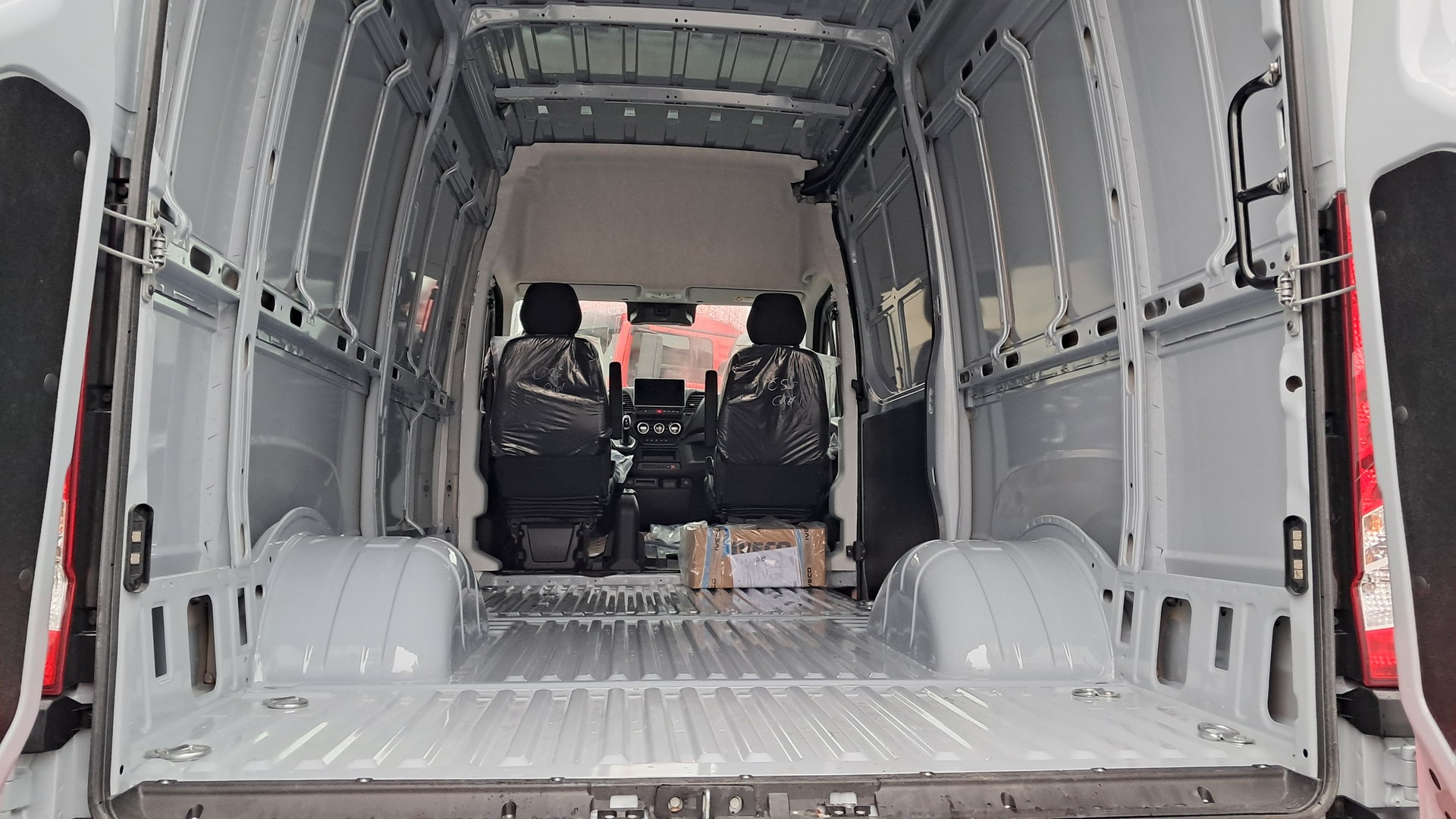 IVECO Daily 4x4 Kastenwagen 7t 70S18 HW-image-4