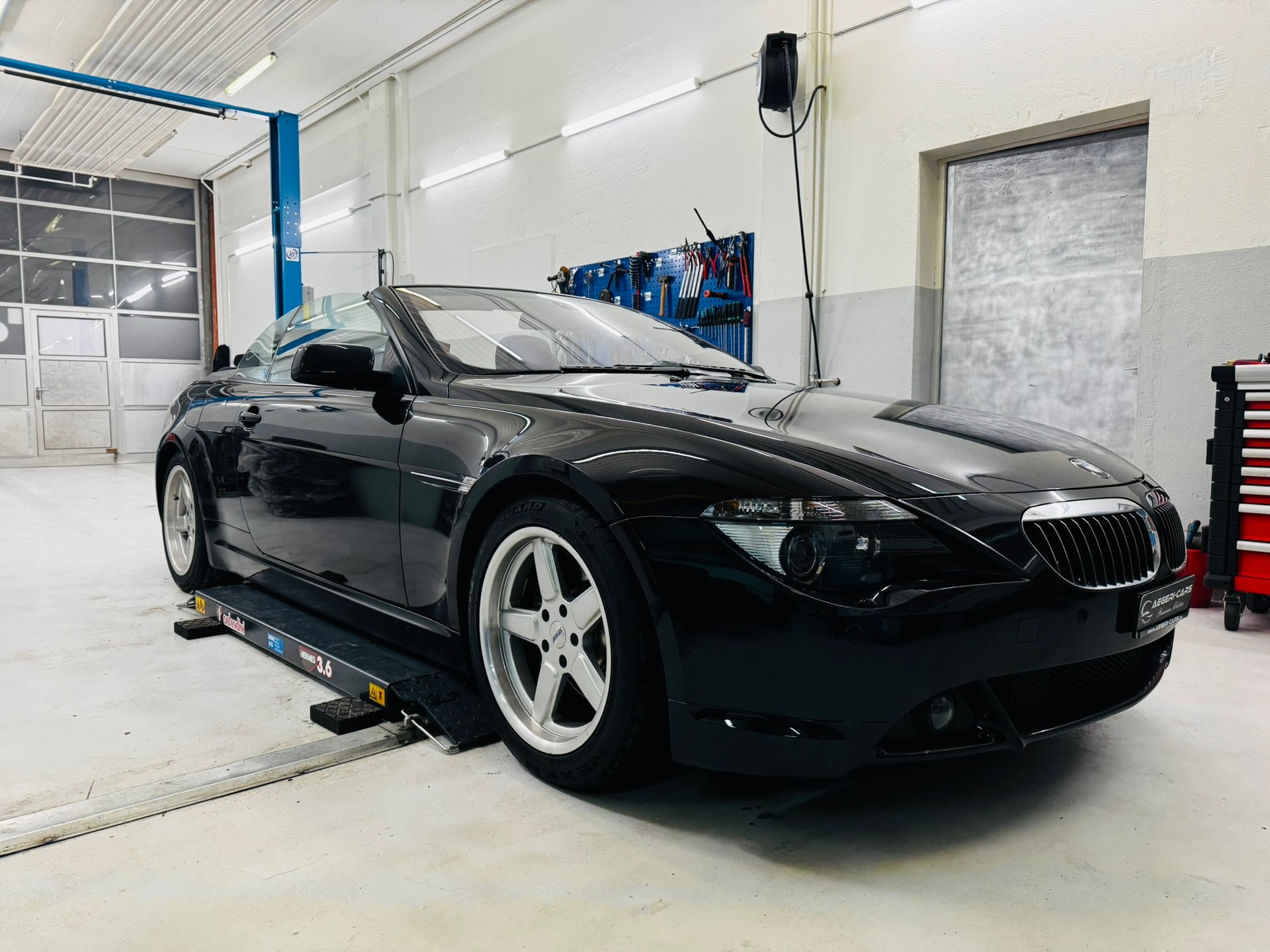 BMW 645i-showroom-element-2