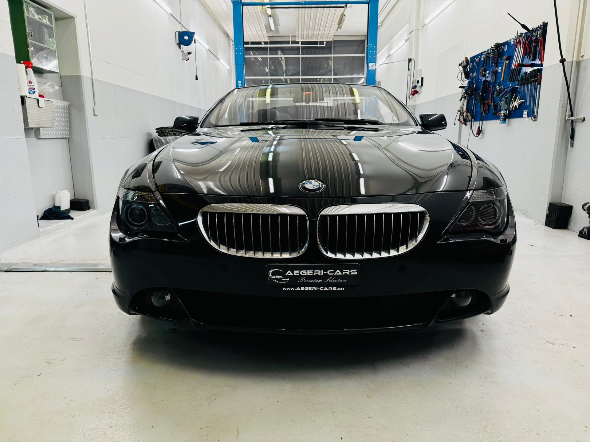 BMW 645i-showroom-element-1