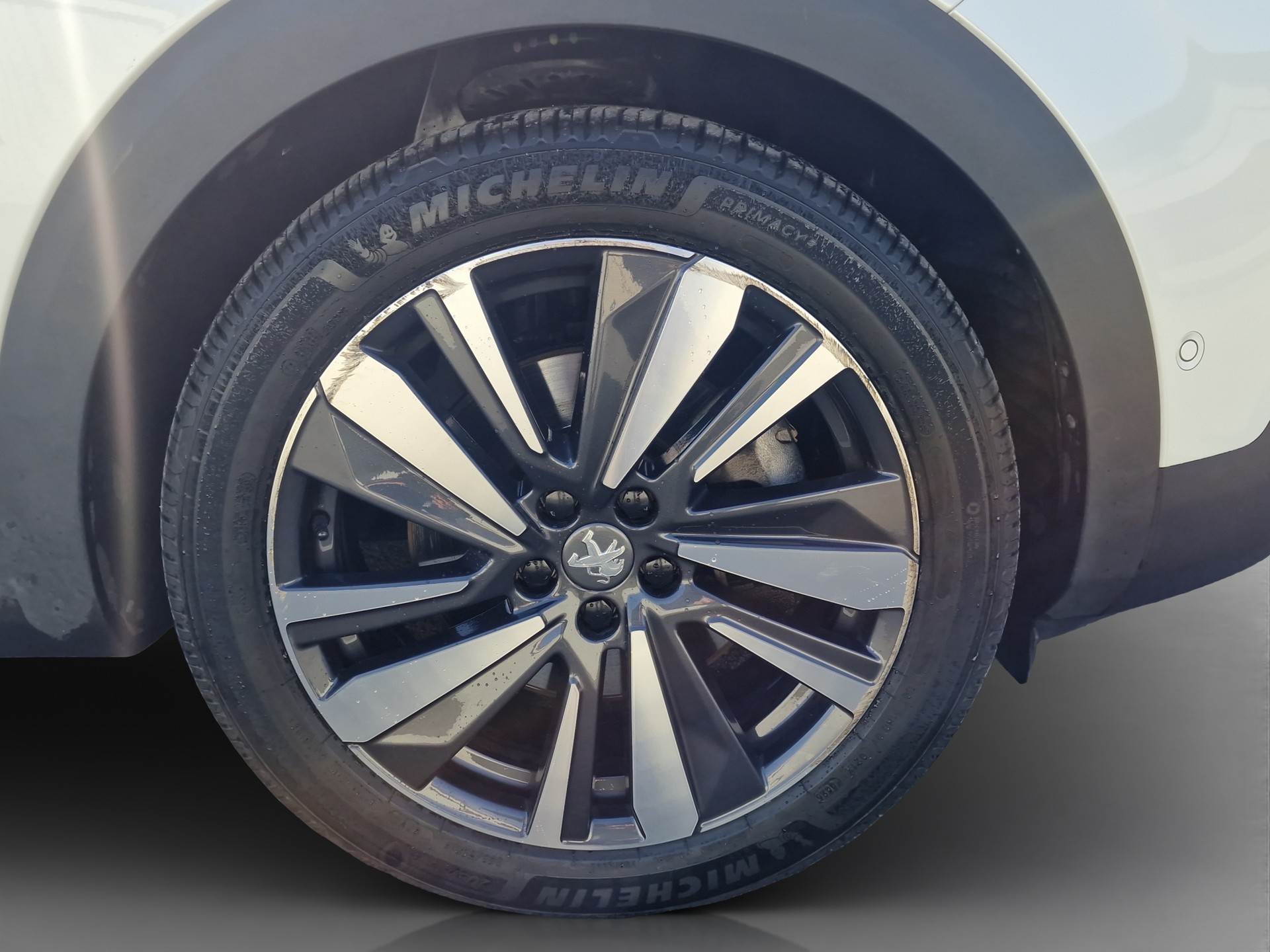 PEUGEOT 3008 1.6 Plug-in Hybrid4 GT-image-8