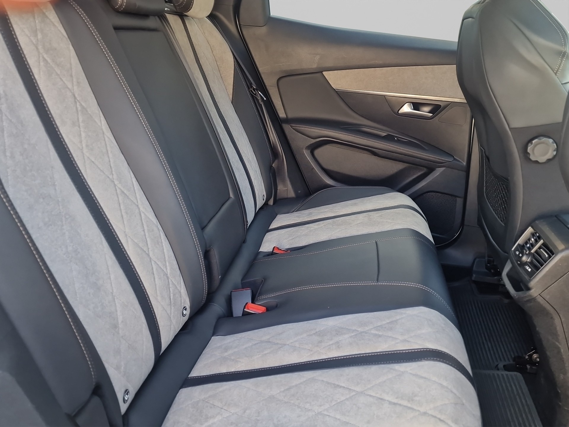 PEUGEOT 3008 1.6 Plug-in Hybrid4 GT-image-12