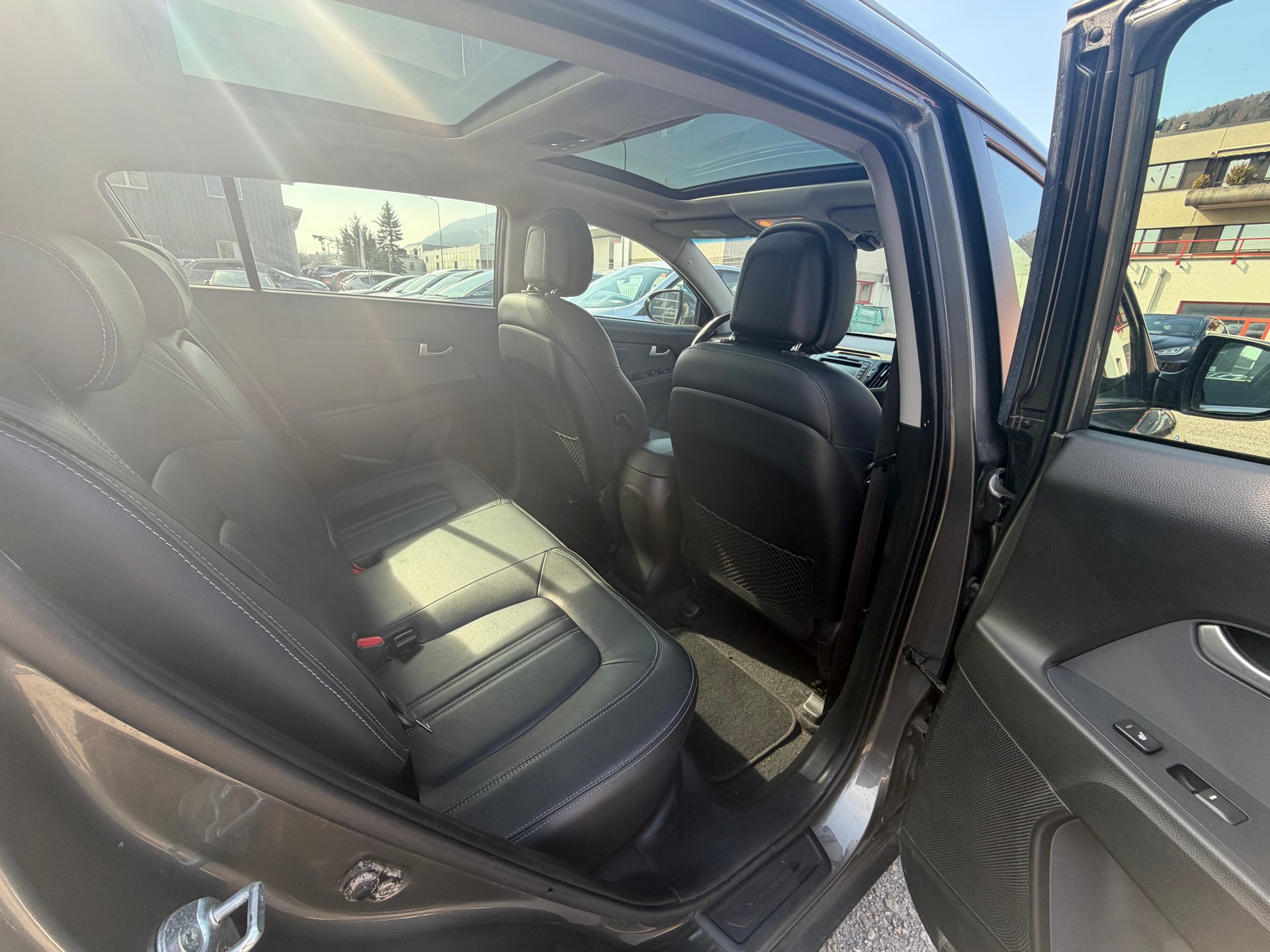 KIA Sportage 2.0 CRDi Trend 4WD Automatic-image-10