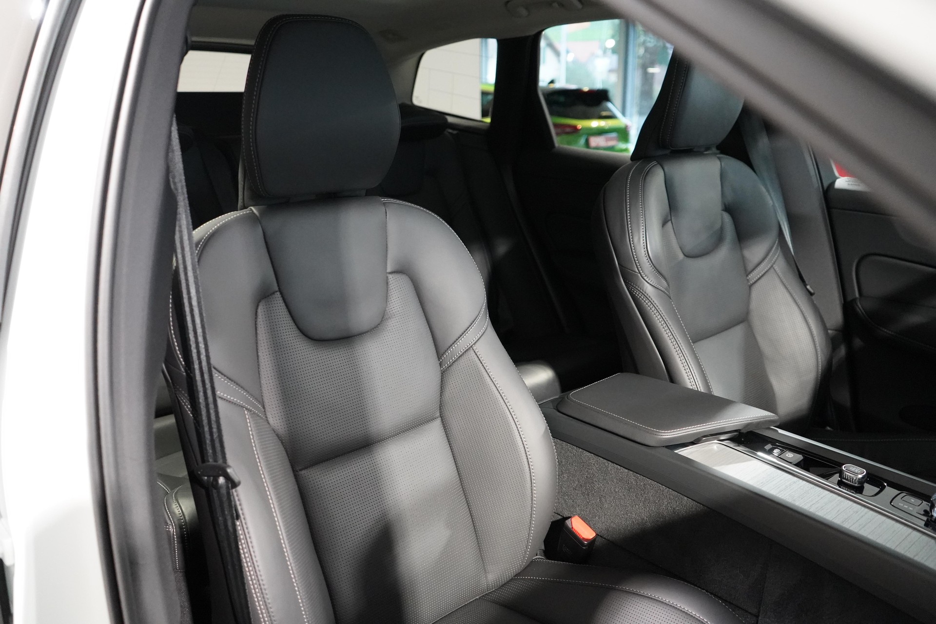 VOLVO XC60 2.0 T8 TE XCLUSIVE Ultra Dark eAWD-image-6