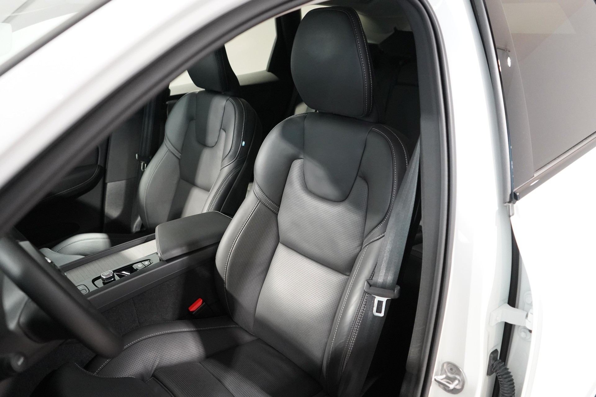 VOLVO XC60 2.0 T8 TE XCLUSIVE Ultra Dark eAWD-image-5