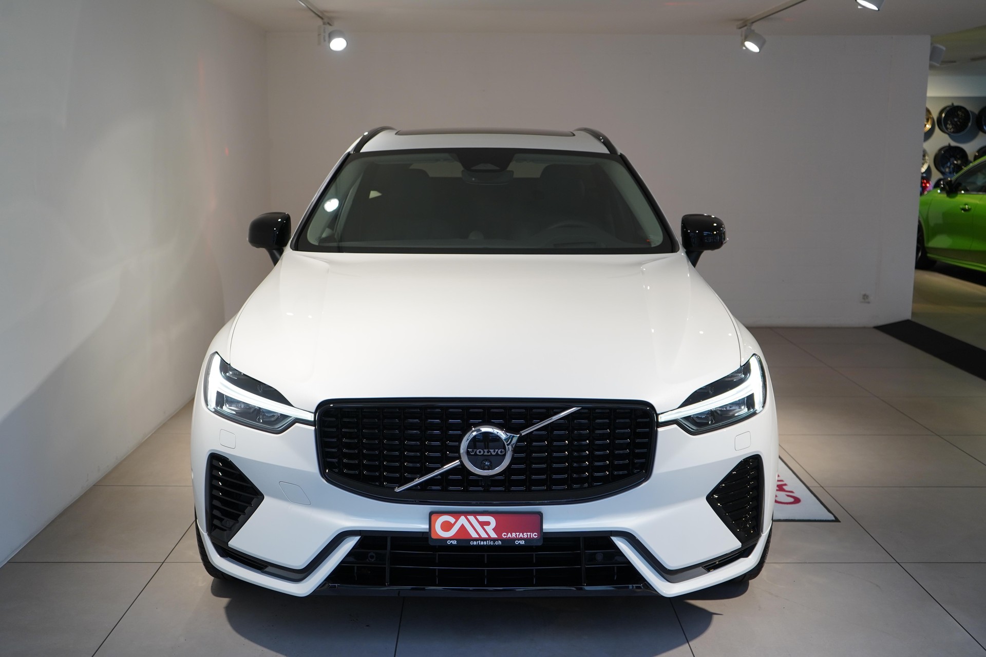VOLVO XC60 2.0 T8 TE XCLUSIVE Ultra Dark eAWD-showroom-element-1