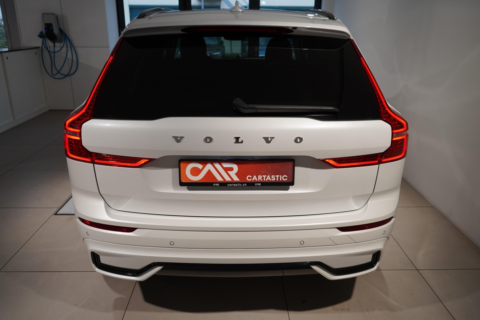 VOLVO XC60 2.0 T8 TE XCLUSIVE Ultra Dark eAWD-showroom-element-3