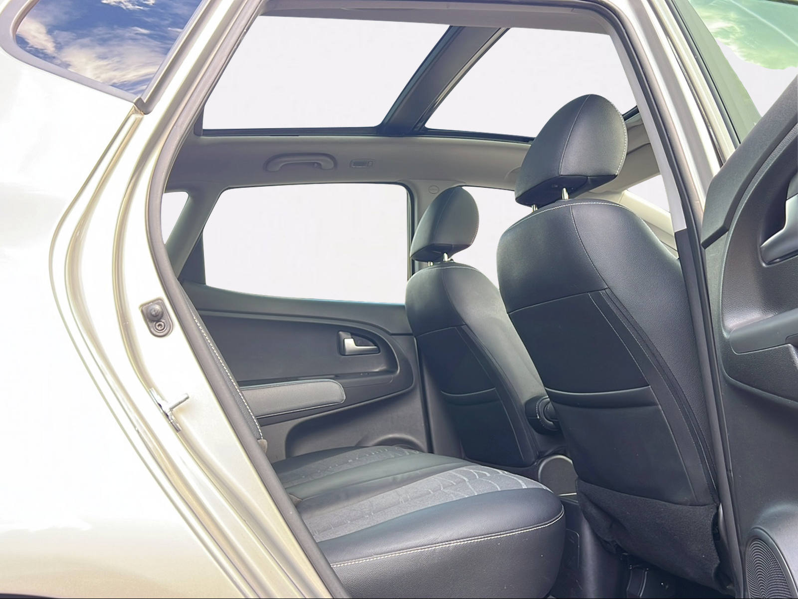 KIA Venga 1.6 CVVT Swiss Champion Automatic-image-5