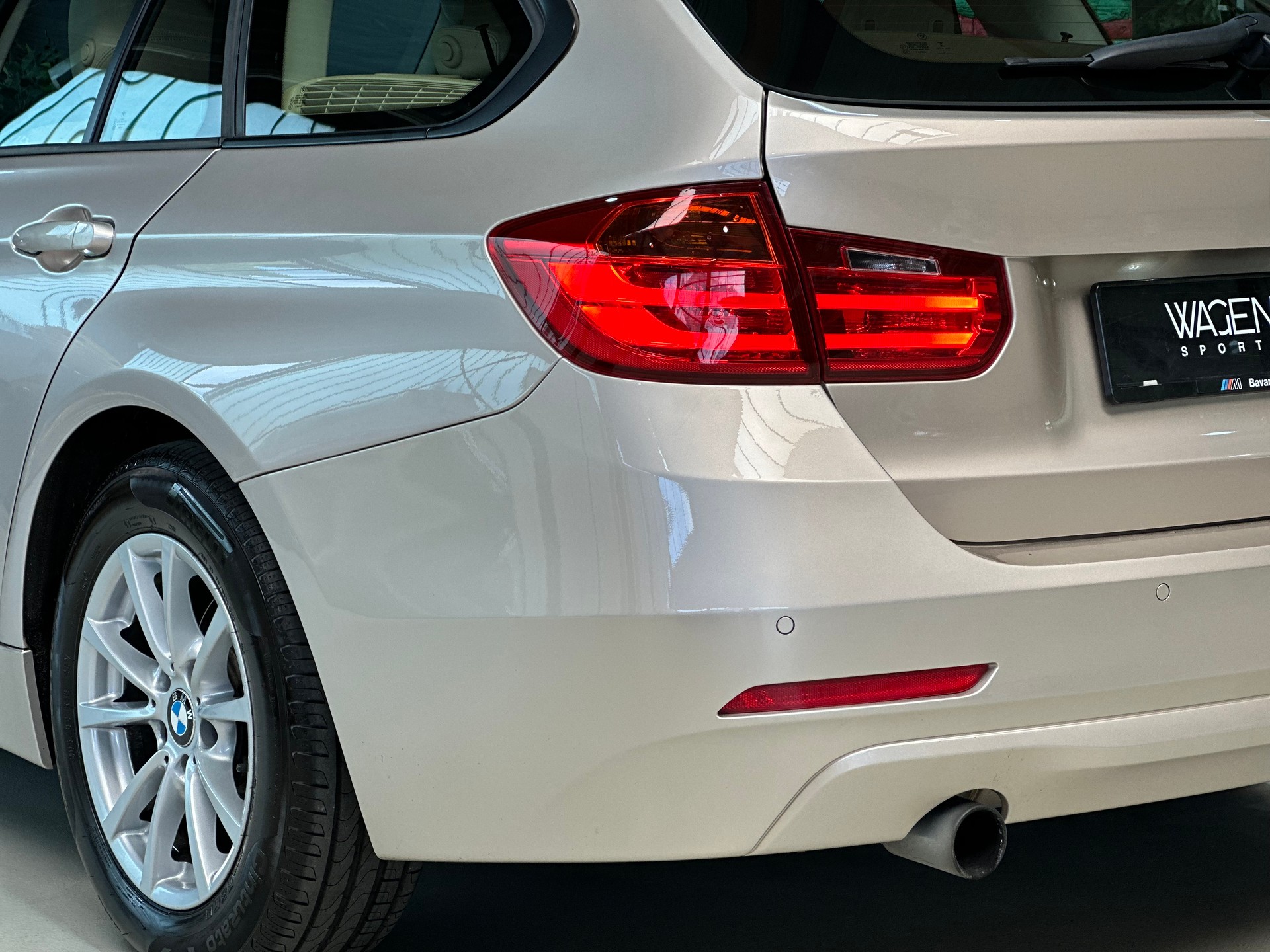 BMW 320i xDrive Touring Modern Line Steptronic-image-23
