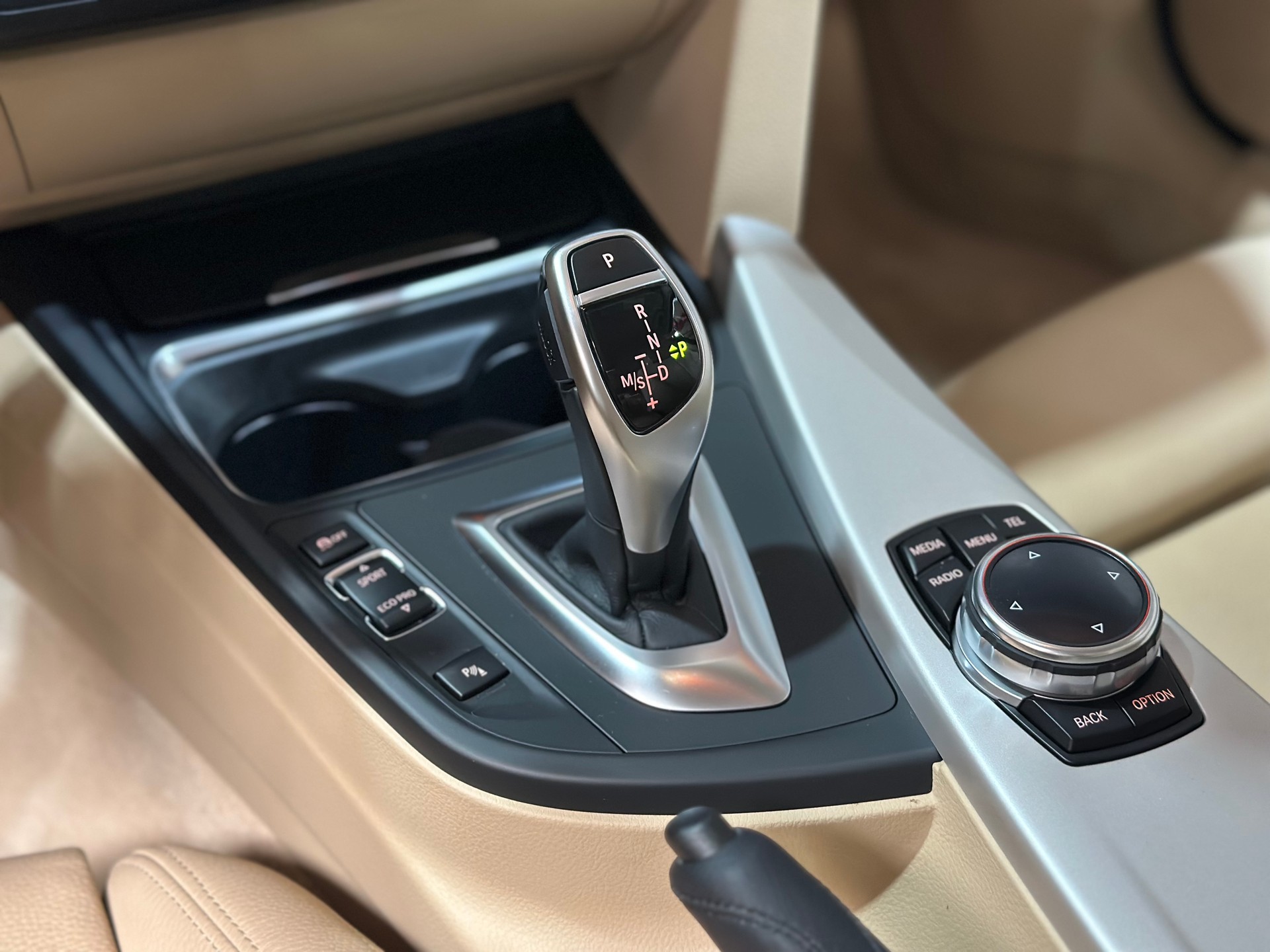 BMW 320i xDrive Touring Modern Line Steptronic-image-13